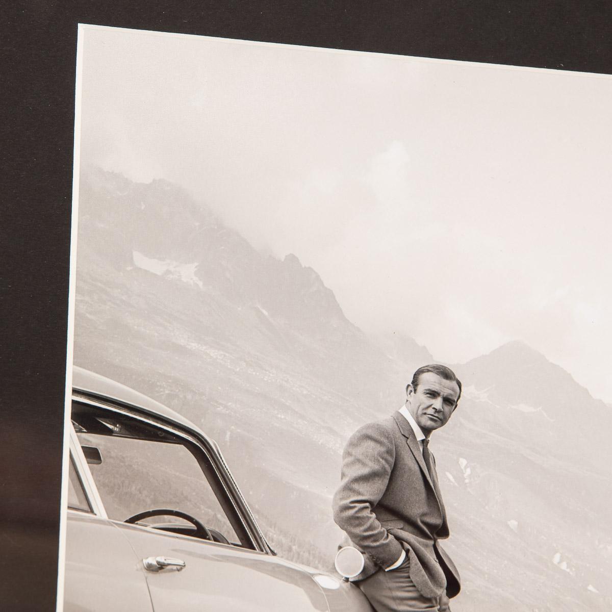 James Bond 007 Sean Connery Aston Martin DB5 Gerahmte Fotografie mit Signatur (20. Jahrhundert)