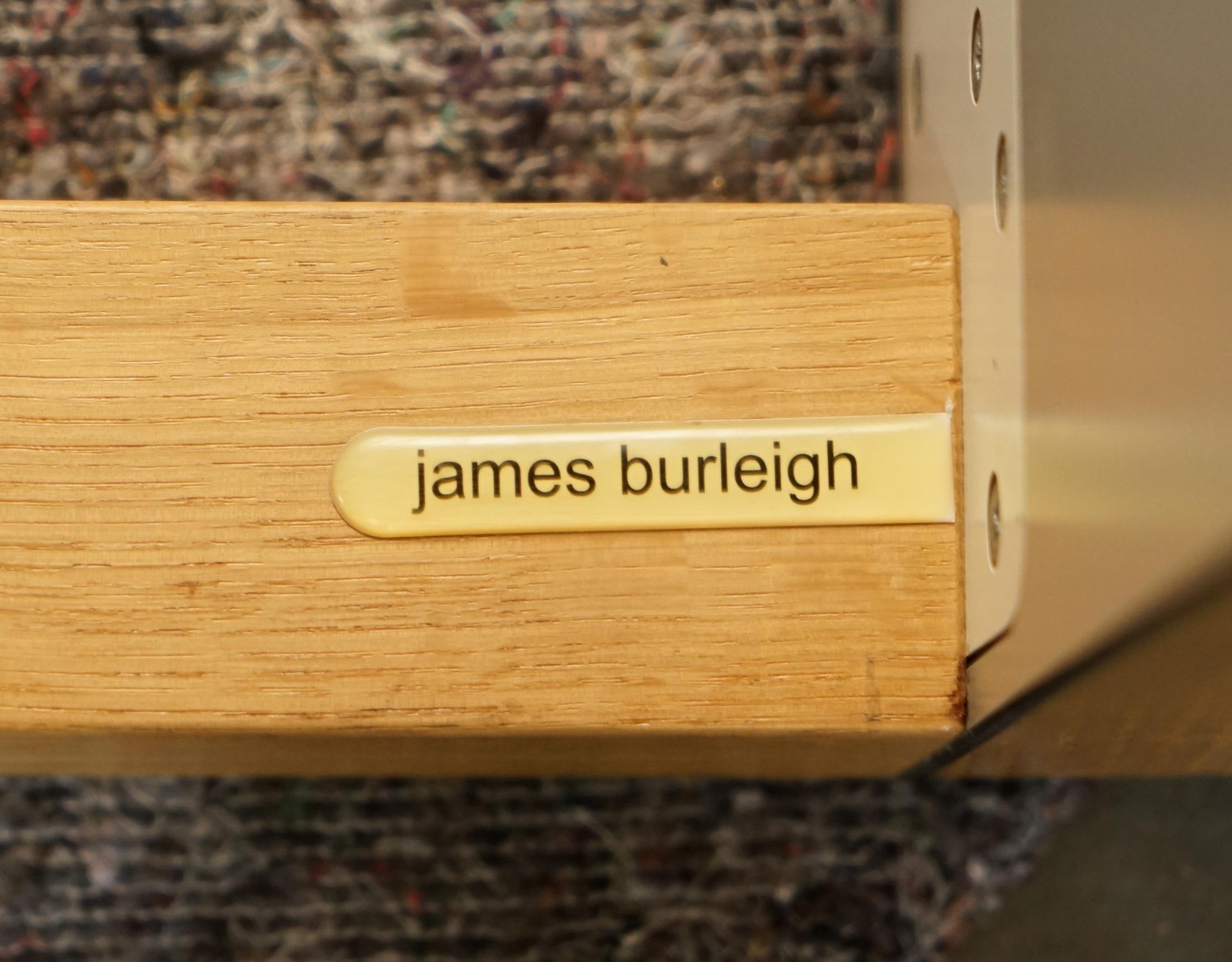 Wir freuen uns, diese schöne, in England handgefertigte James Burleigh Bosa Küchentischbank aus Eichenholz, die Teil einer großen Suite ist, zum Verkauf anbieten zu können.

Ich habe 31 Stück auf Lager, mit hellgrauer, dunkelgrauer und roter