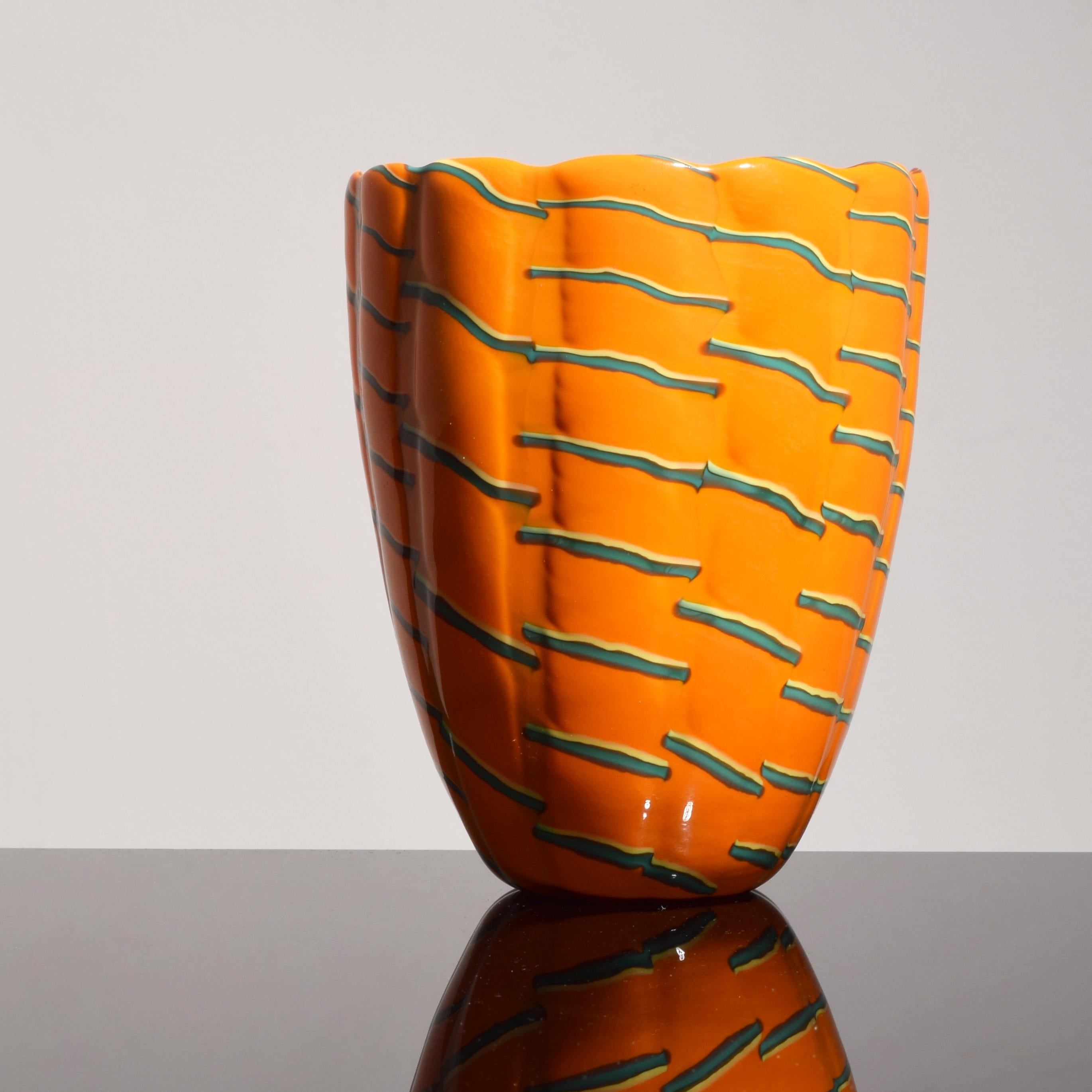 Artista/Designer; Produttore: A. James Carpenter; Venini
Marcatura(e); note: nessuna marcatura(e) evidente(i)
Paese d'origine; materiali: Italia; vetro
Dimensioni (H, L, P): 6,25 
