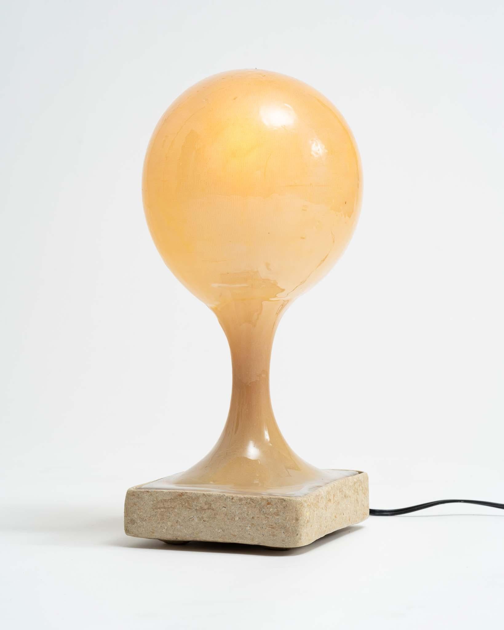 Zeitgenössische skulpturale Ballon-Tischlampe aus Harz und organischen Fasern von James Cherry (Handgefertigt) im Angebot