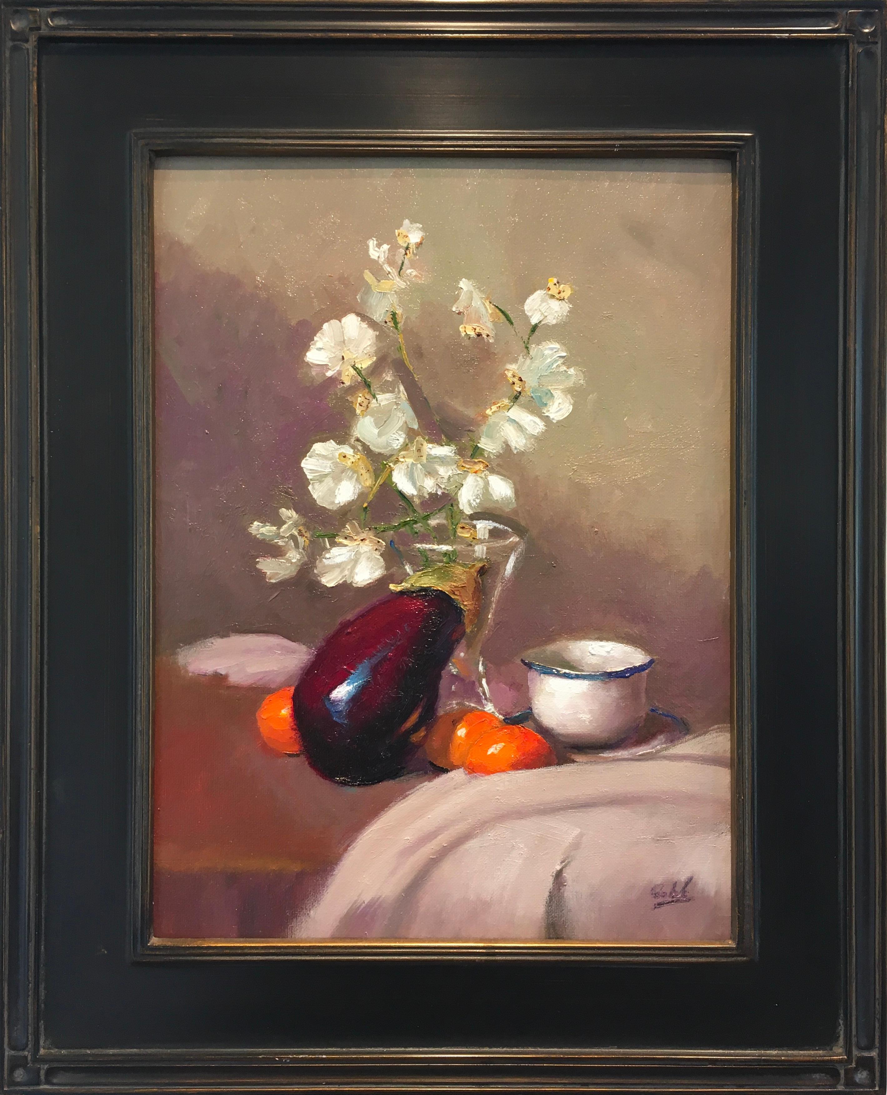 Dieses 16" x 12" große Ölgemälde auf Leinwand des in Oklahoma lebenden Künstlers James Cobb ist ein ruhiges Stillleben. Der kühle beigefarbene Hintergrund und die Schatten, die in einem tieferen, gedämpften Violett dargestellt sind, bilden eine