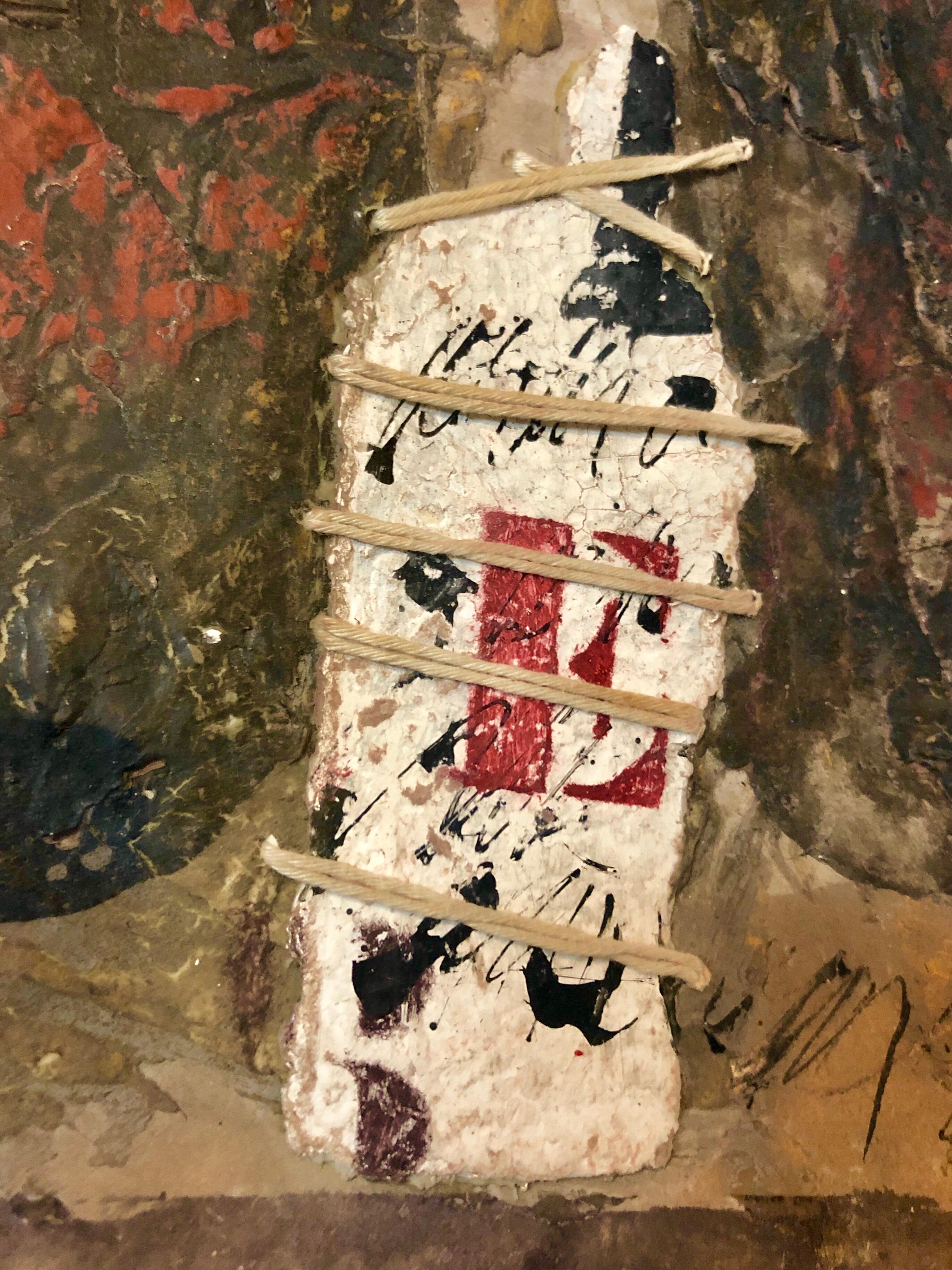 Si tratta di un collage di pittura astratta a tecnica mista con spago, texture di intonaco e lettere incise con caratteri tipografici in grassetto. Le dimensioni includono la cornice.

James Coignard è nato a Tours, in Francia, nel 1925. All'età di