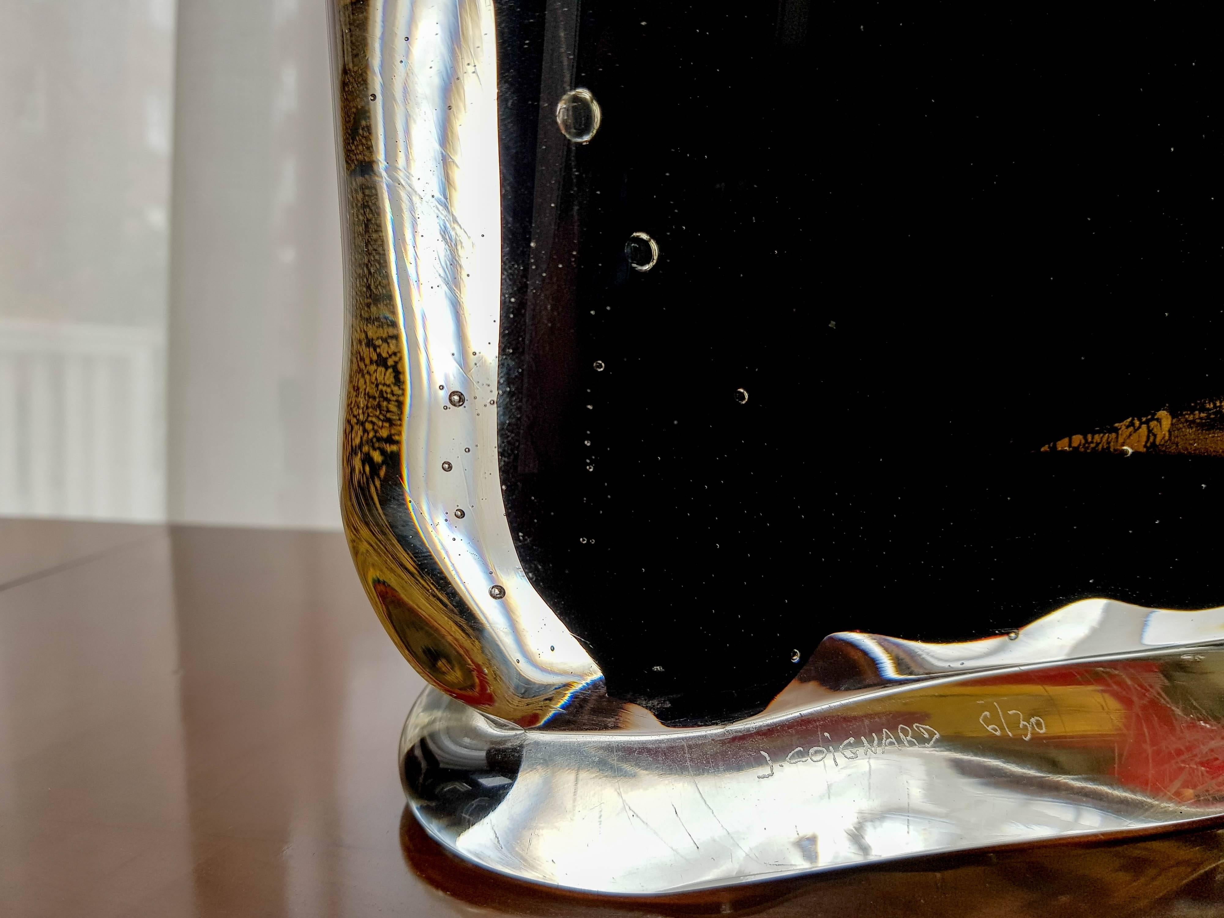 Sculpture en verre massif du célèbre artiste français James Coignard (1925-2008). Verre massif de Murano incorporant de la feuille d'or et du sang de boeuf. C'est le numéro 6 sur 30. Pièce très impressionnante en personne. Pèse 25 kilos
signé.