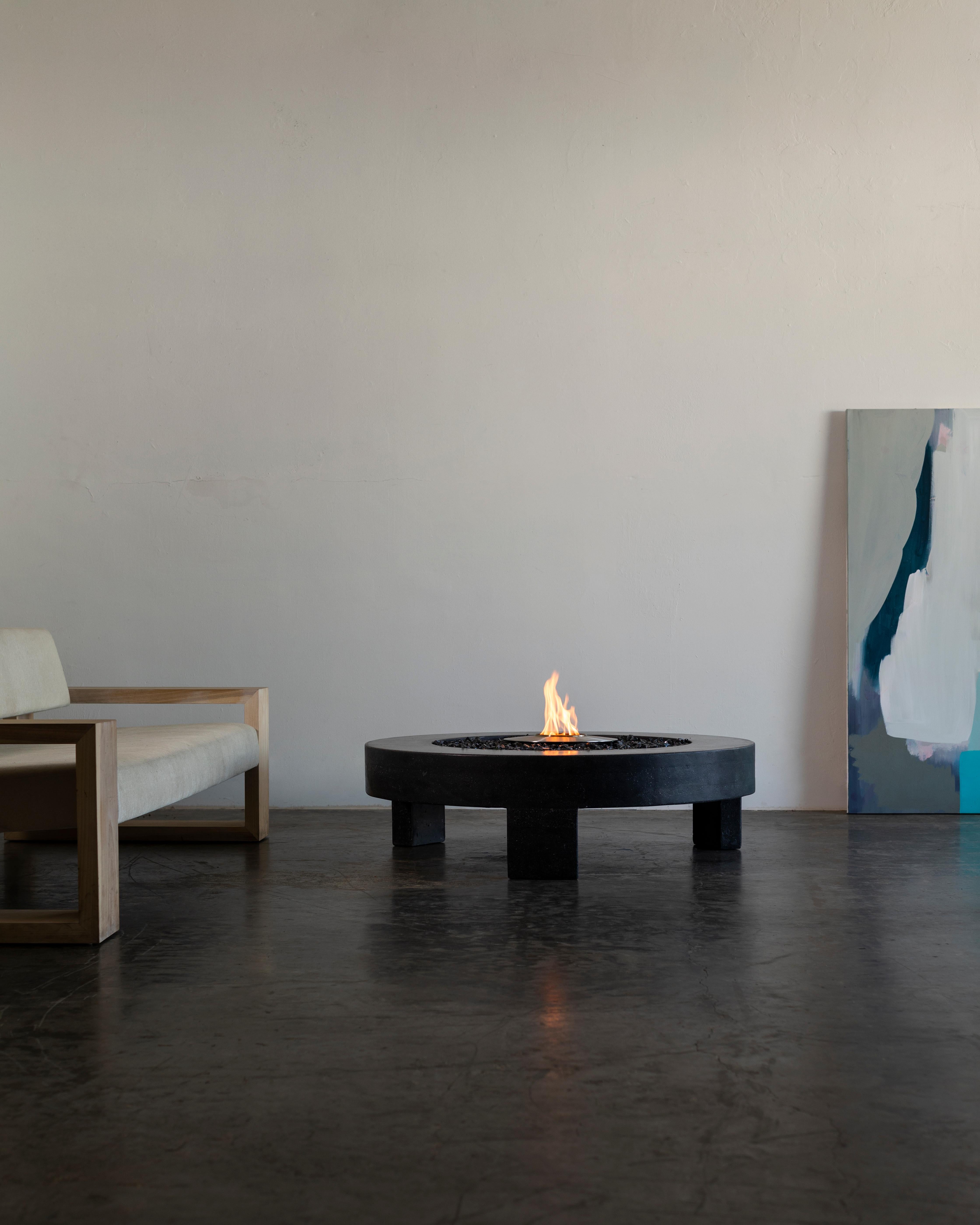 Der 3-Legged Concrete Fire Table von James de Wulf ist der zweite Entwurf in einer Serie von drei verschiedenen Stilen. Das einzigartige und unerwartete Design mit drei Beinen ist so gestaltet, dass es aus verschiedenen Blickwinkeln asymmetrisch