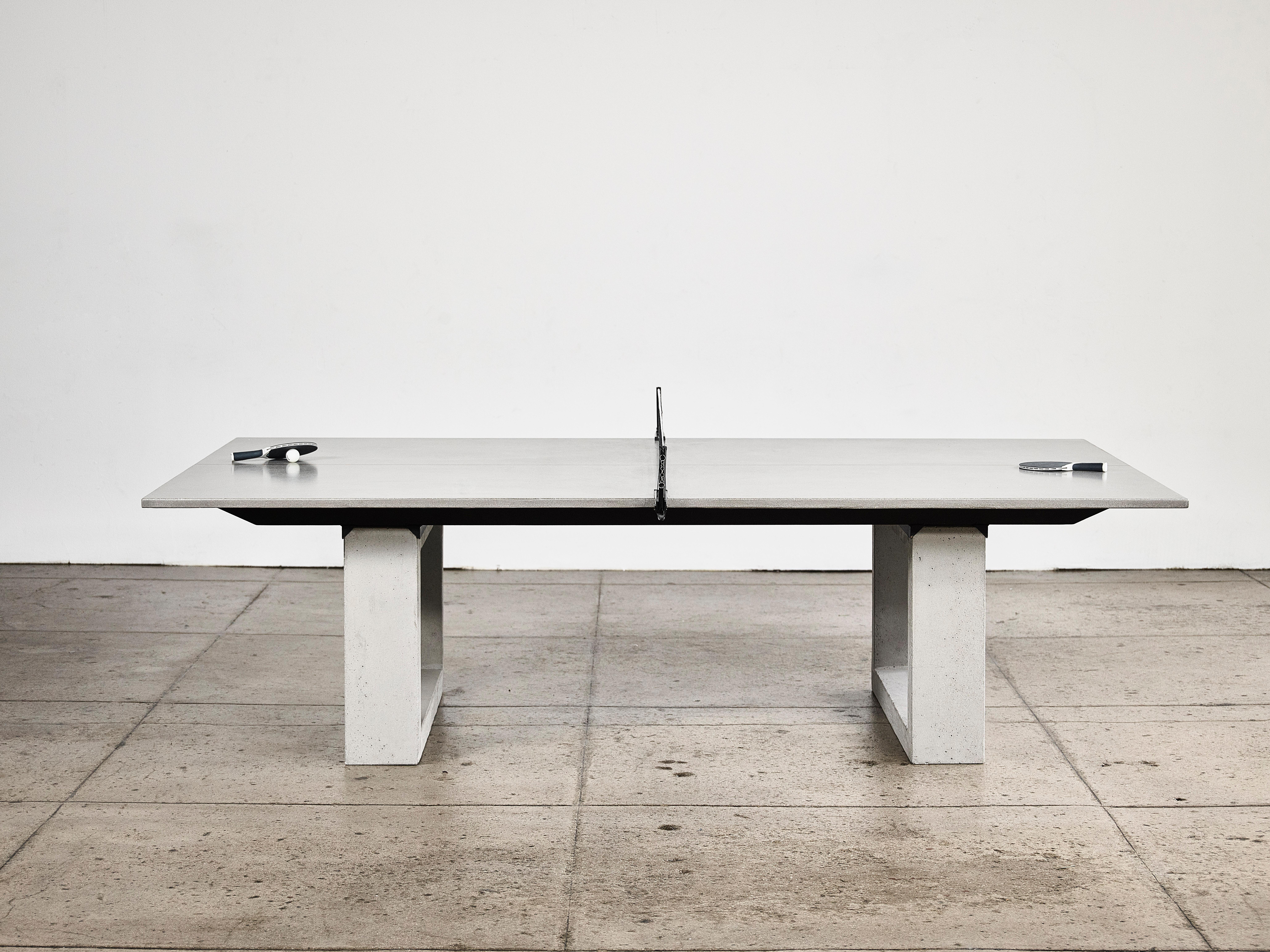 James de Wulfs kommerzieller Tischtennistisch aus Beton mit einer 1,5-Zoll-Platte. 
Regulierte Größe mit säuregebeizter Mittellinie und Kohlefaserverstärkung. Ein dickeres Oberteil, um den Elementen und häufigerem Spielen zu widerstehen. Fügen Sie