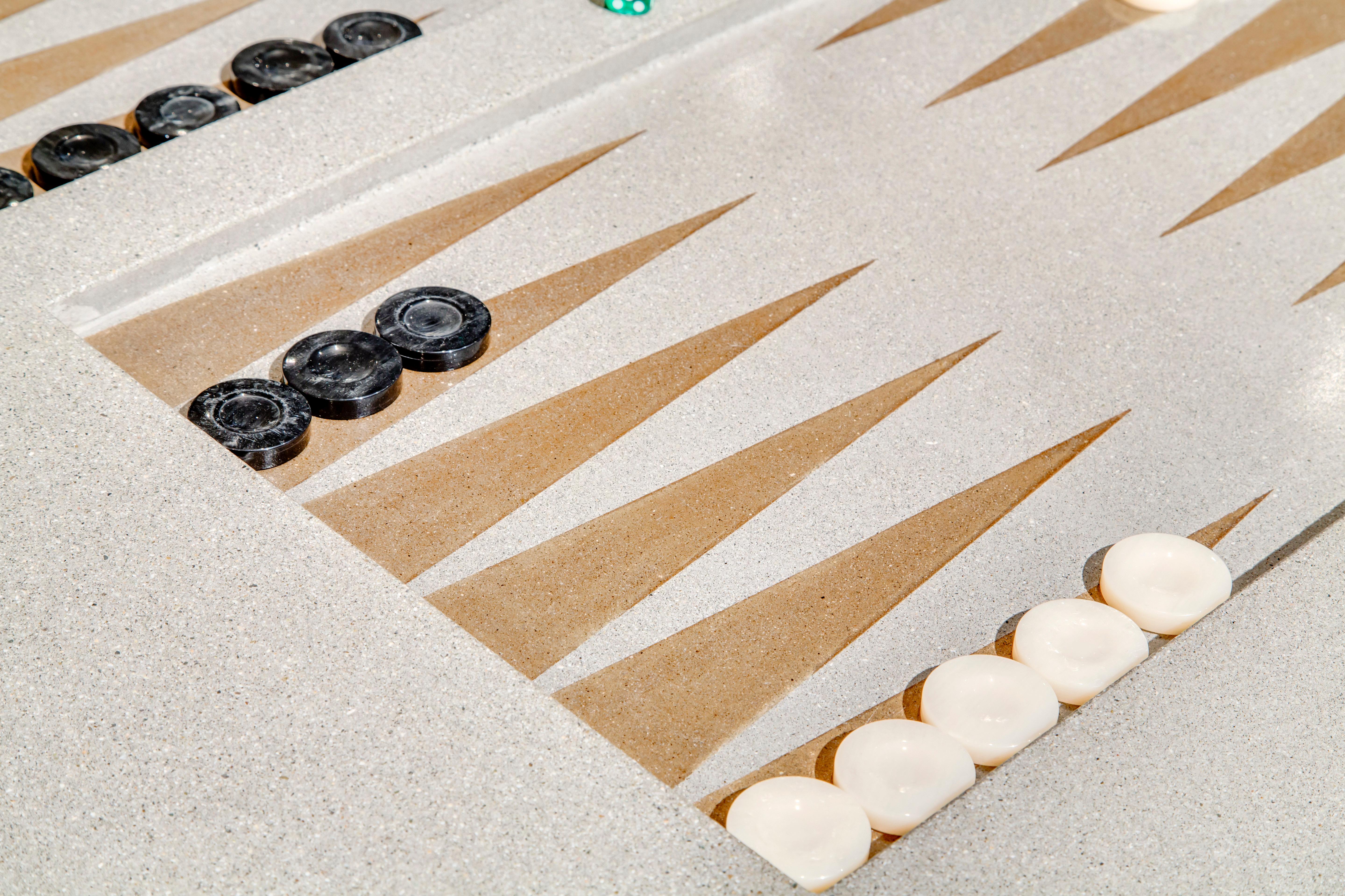 Backgammonspieltisch aus Beton von James de Wulf.  Jeder Tisch wird nach Maß für den Innen- und Außenbereich gefertigt. Der Tisch ist versiegelt und gewachst, was ihm einen einzigartigen Glanz verleiht. 

Der Tisch entwickelt mit der Zeit eine