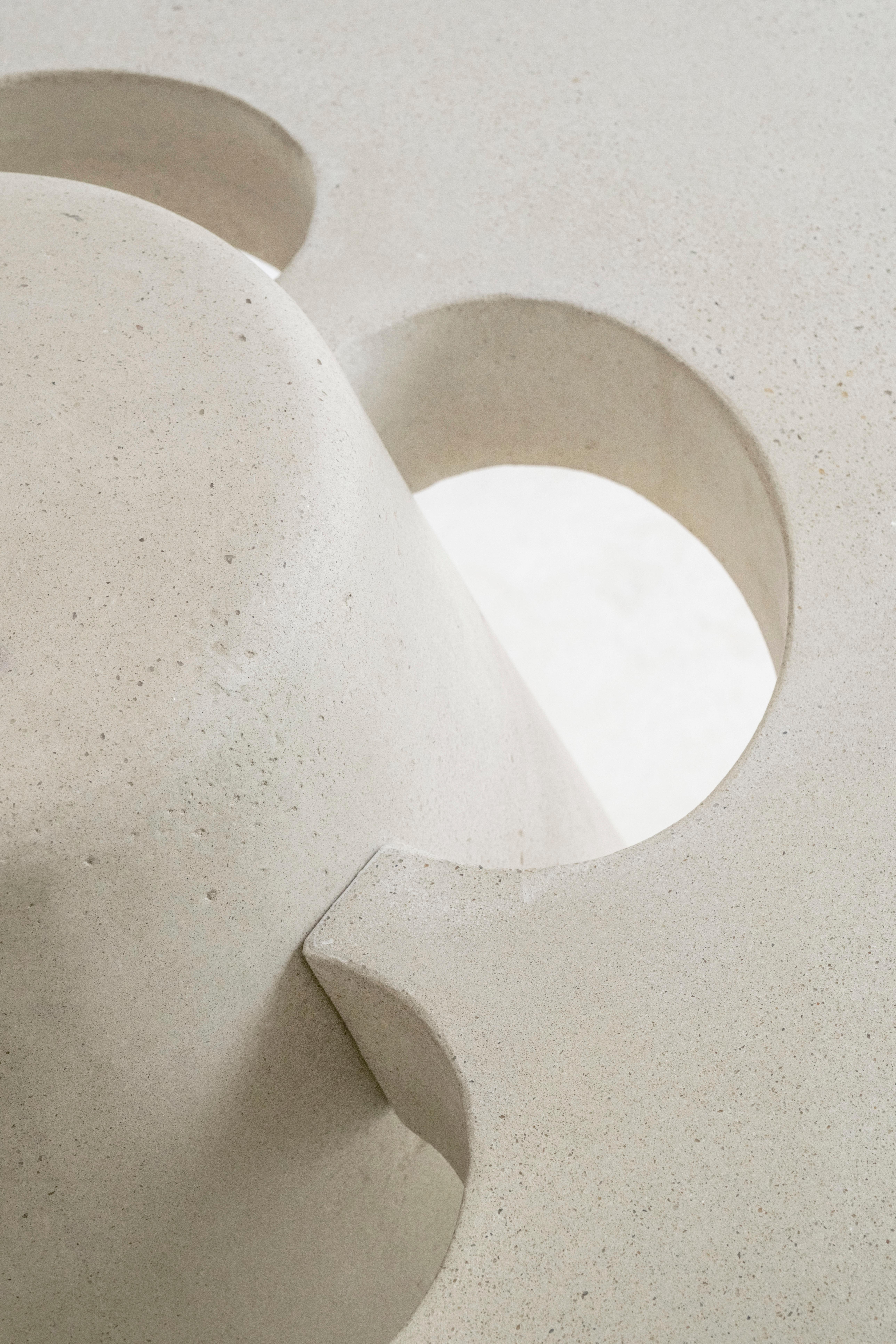 La table Blueberry est une table amusante et accueillante qui cache les complexités de la technologie utilisée. Dans cette conception, James est revenu à la fabrication d'une table avec uniquement du béton. La signature de l'articulation