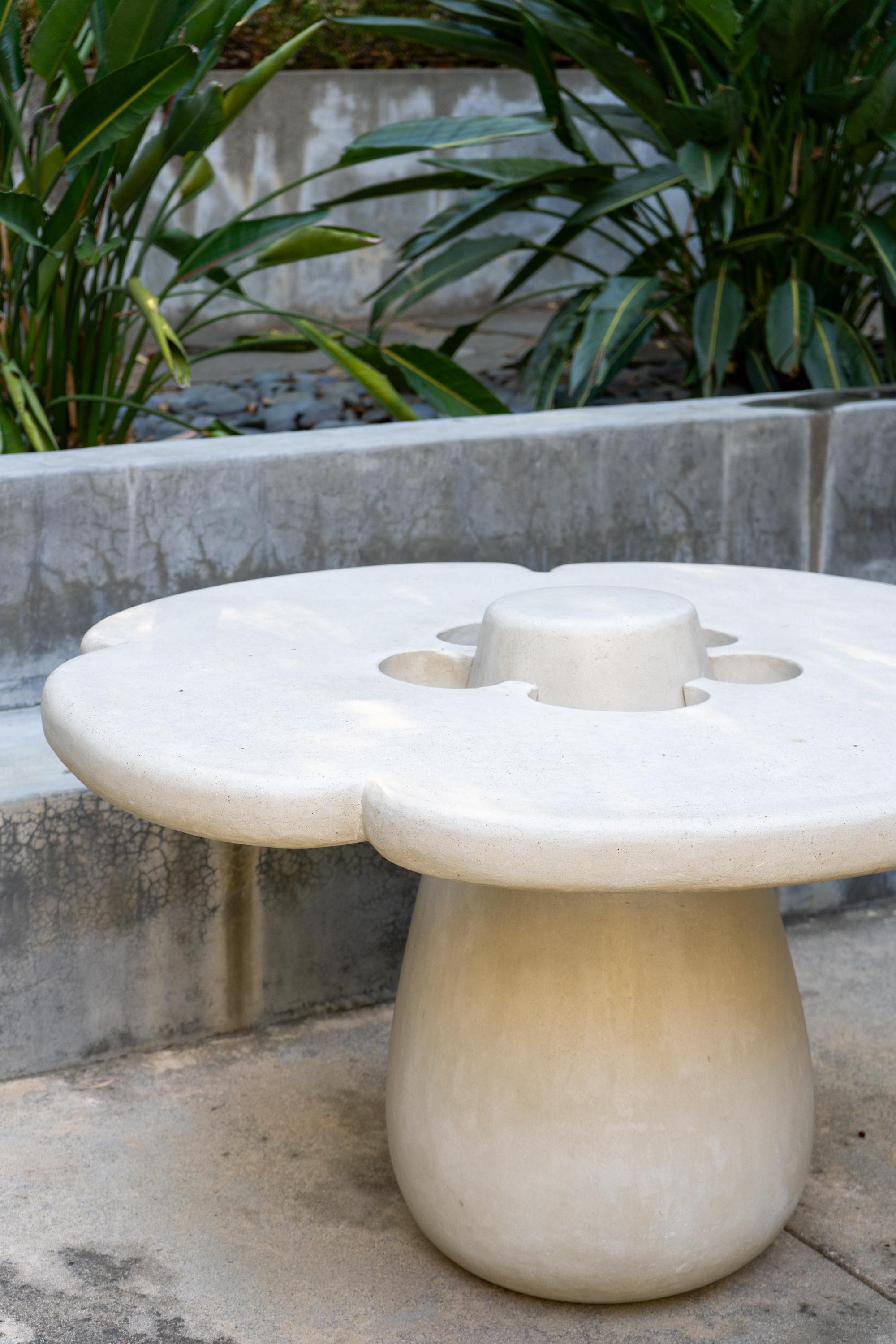 Fait main Table Blueberry de James de Wulf, disponible maintenant en vente