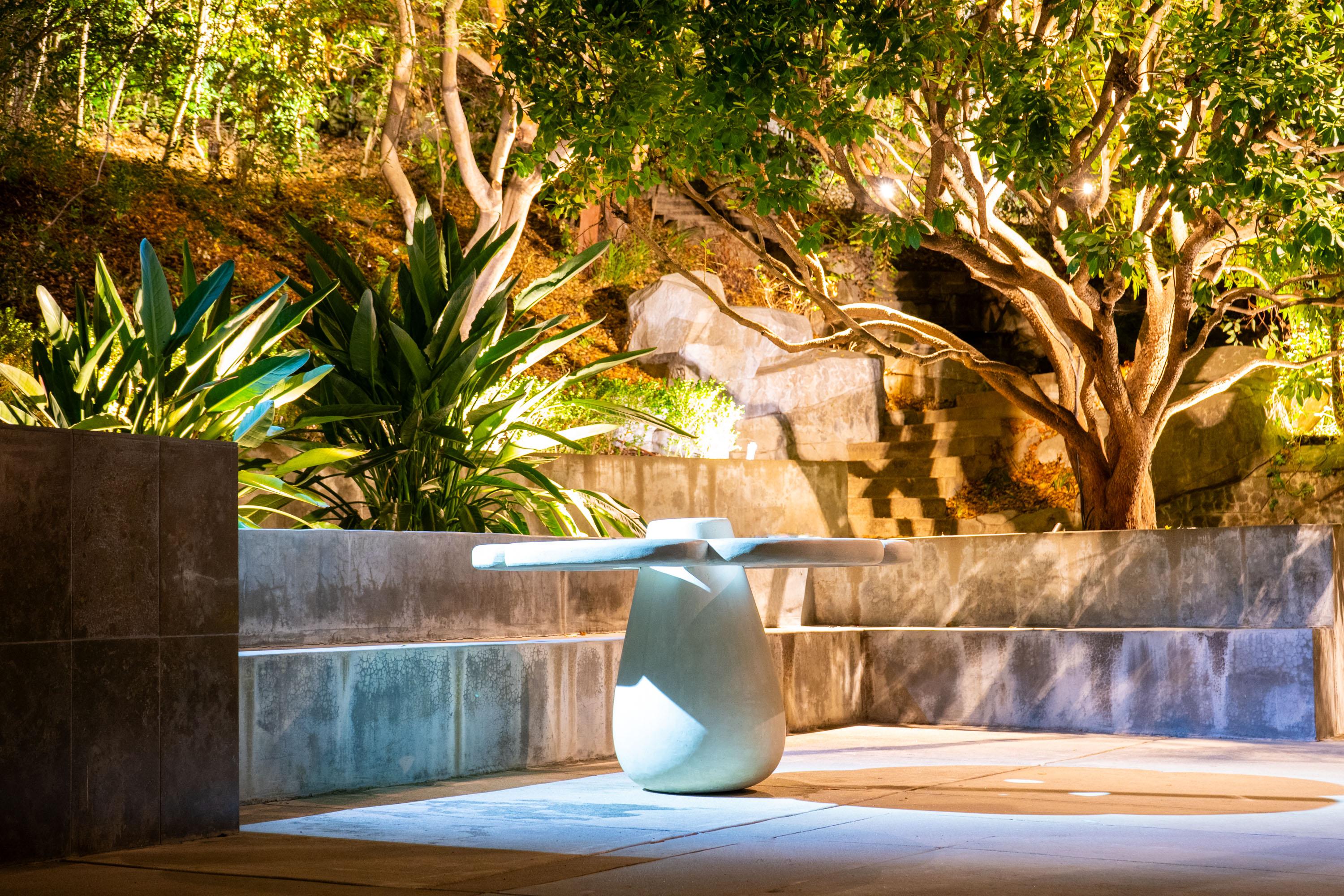 Béton Table Blueberry de James de Wulf, disponible maintenant en vente