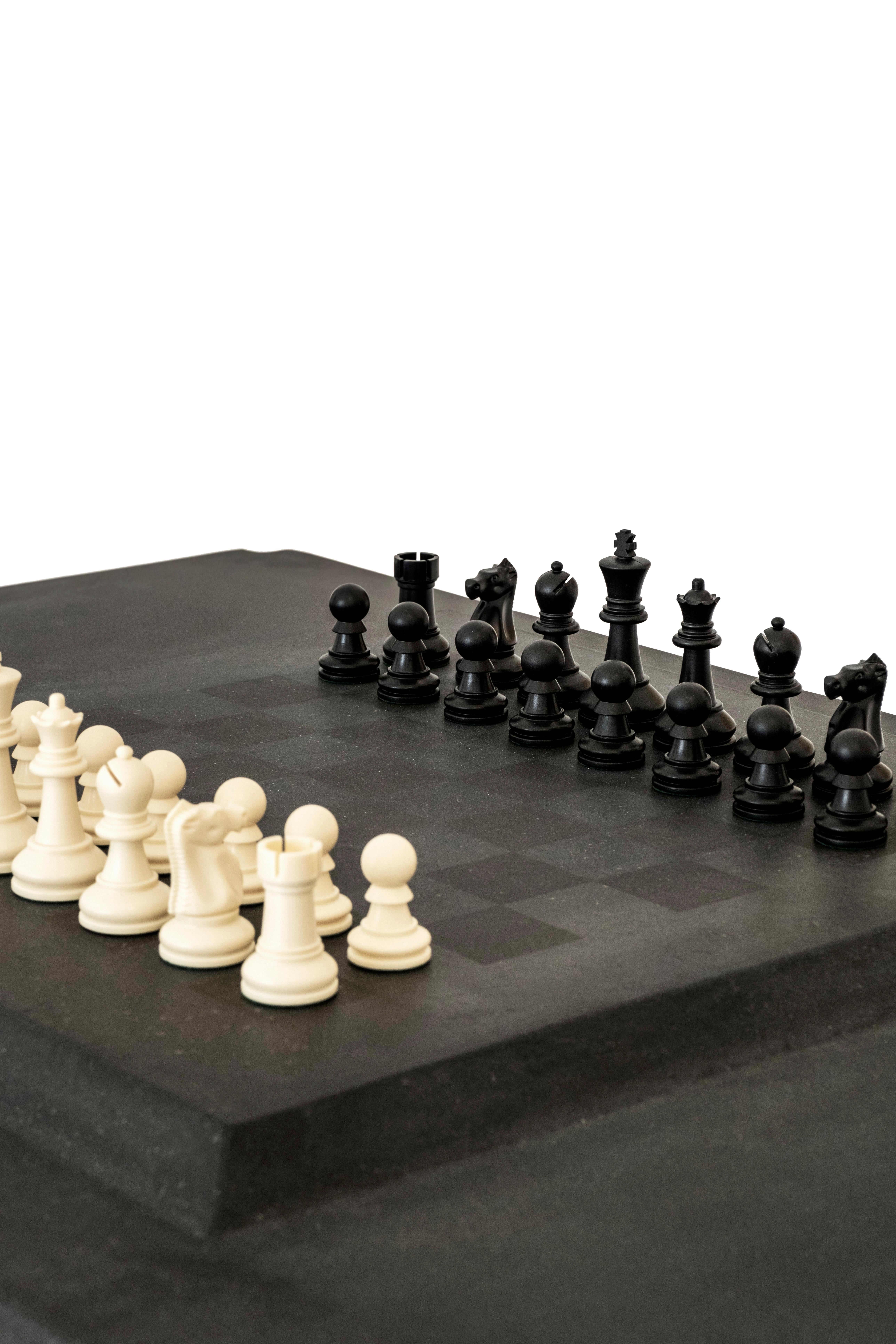 Der Deco Chess Table wurde anlässlich der ersten Präsentation von Design Miami in Los Angeles entworfen. Die Messe findet im historischen Holmby Hills Estate statt, einem von dem famosen Architekten Paul R. Williams entworfenen Haus, das wesentlich