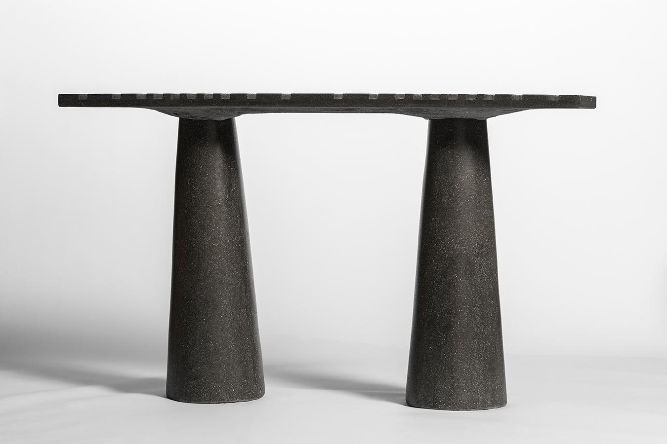 Trovare la simmetria nei paesaggi organici è sempre un po' una meraviglia. La console con chiusura Fibonacci in cemento di James de Wulf conferisce simmetria ed equilibrio a qualsiasi paesaggio esterno. Costruita in calcestruzzo massiccio e