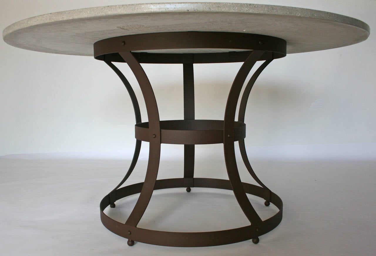 Ein klassisches Design, das französischen Landhausstil mit raffinierter Industriekultur verbindet. Tischplatte aus Beton mit pulverbeschichtetem Sanduhrgestell aus Eisen in Rostfarbe. Für den Innen- und Außenbereich geeignet.

Abgebildet in 60