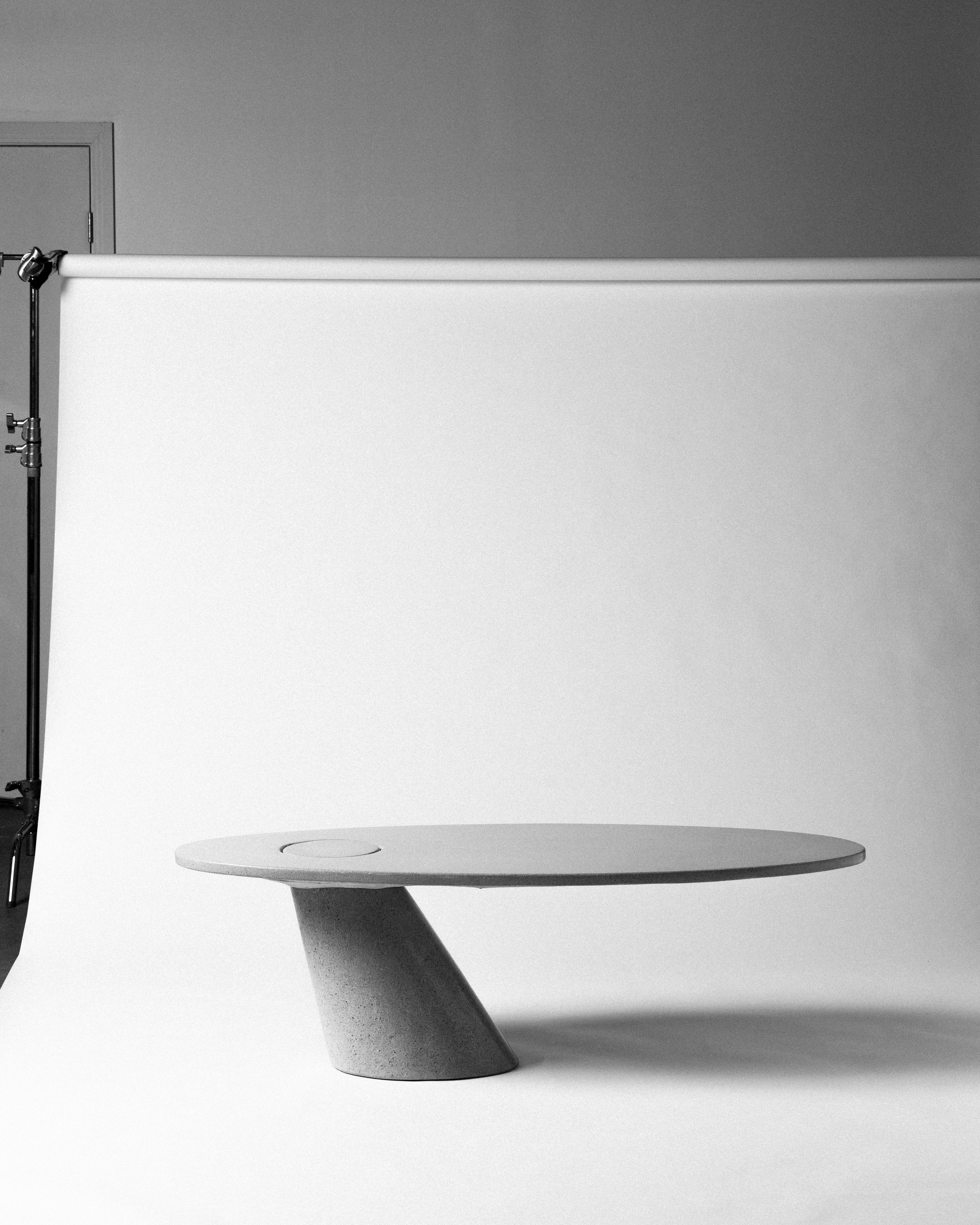 Table basse inclinée en béton de James de Wulf Neuf - En vente à Los Angeles, CA