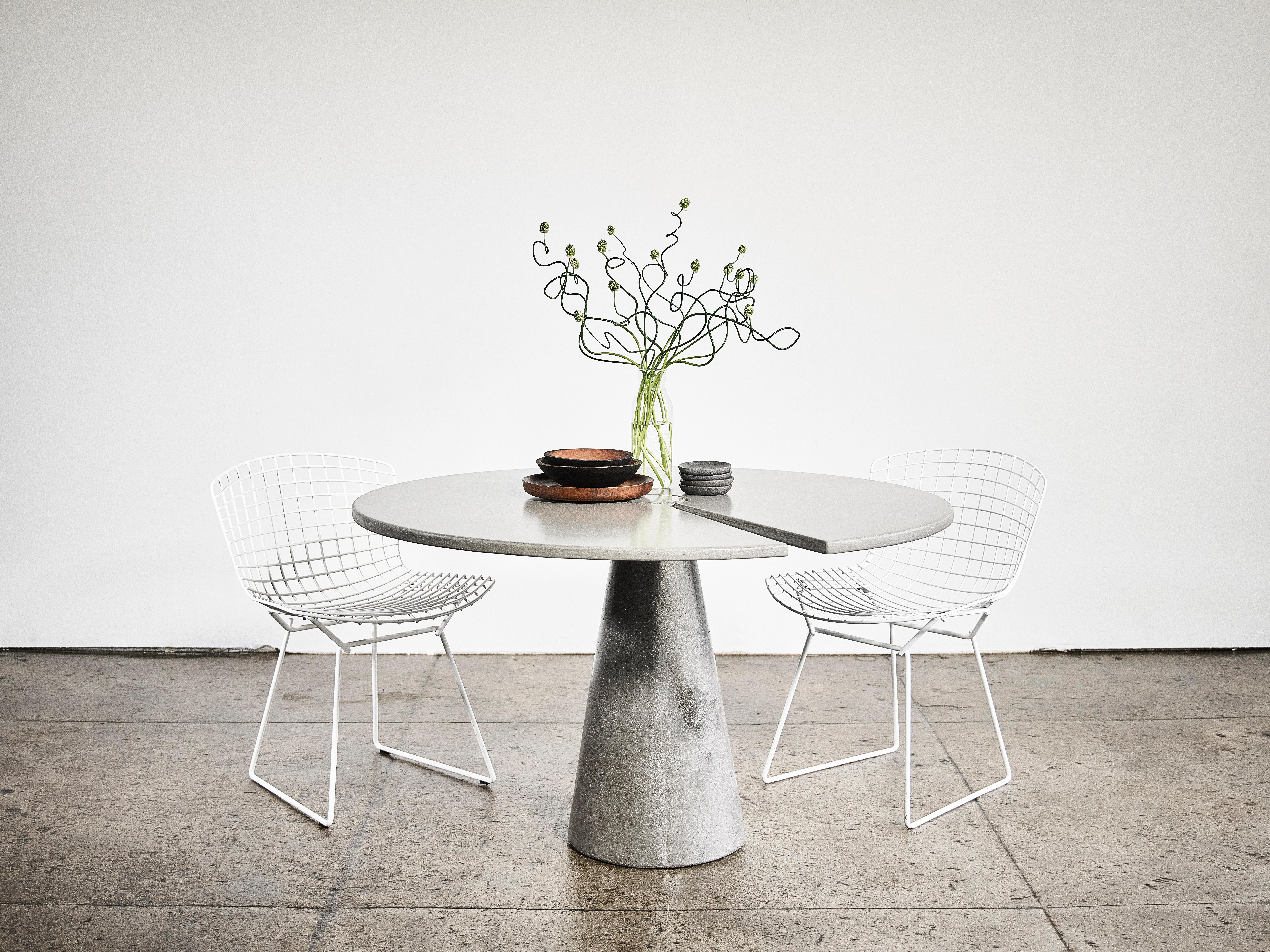 La table de salle à manger James de Wulf Classic à verrouillage en deux parties se caractérise par un rayon en deux parties dans le plateau de la table. La table se compose de deux pièces : le plateau et la base, qui s'assemblent par simple gravité.