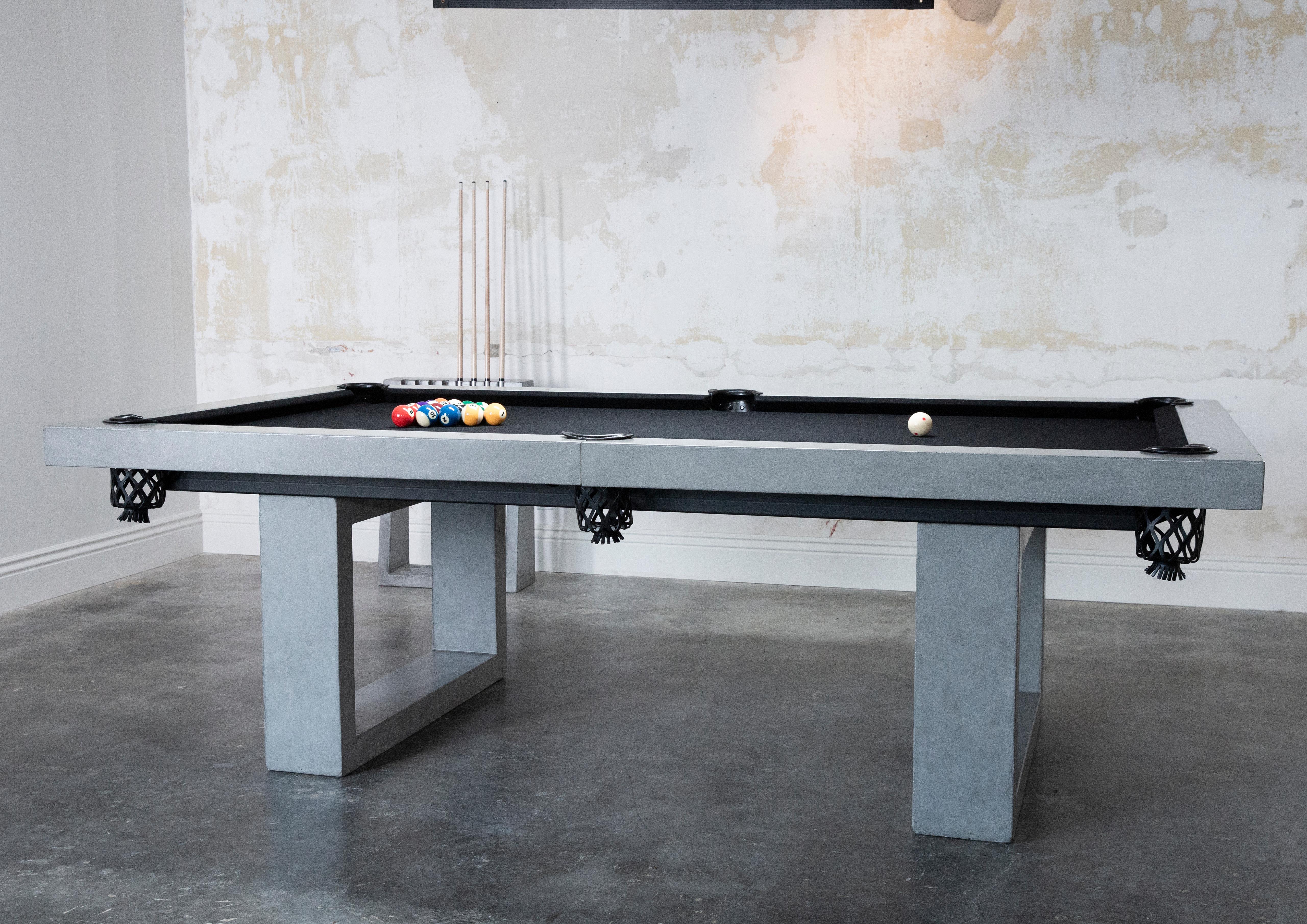Der klassische James de Wulf Beton-Billardtisch ist ein unverzichtbares Element in jedem Spielzimmer. Der Tisch in Regelgröße besteht aus mit Kohlefaser verstärktem Beton. Er verfügt über eine glatte, hochleistungsfähige Oberfläche, die mit