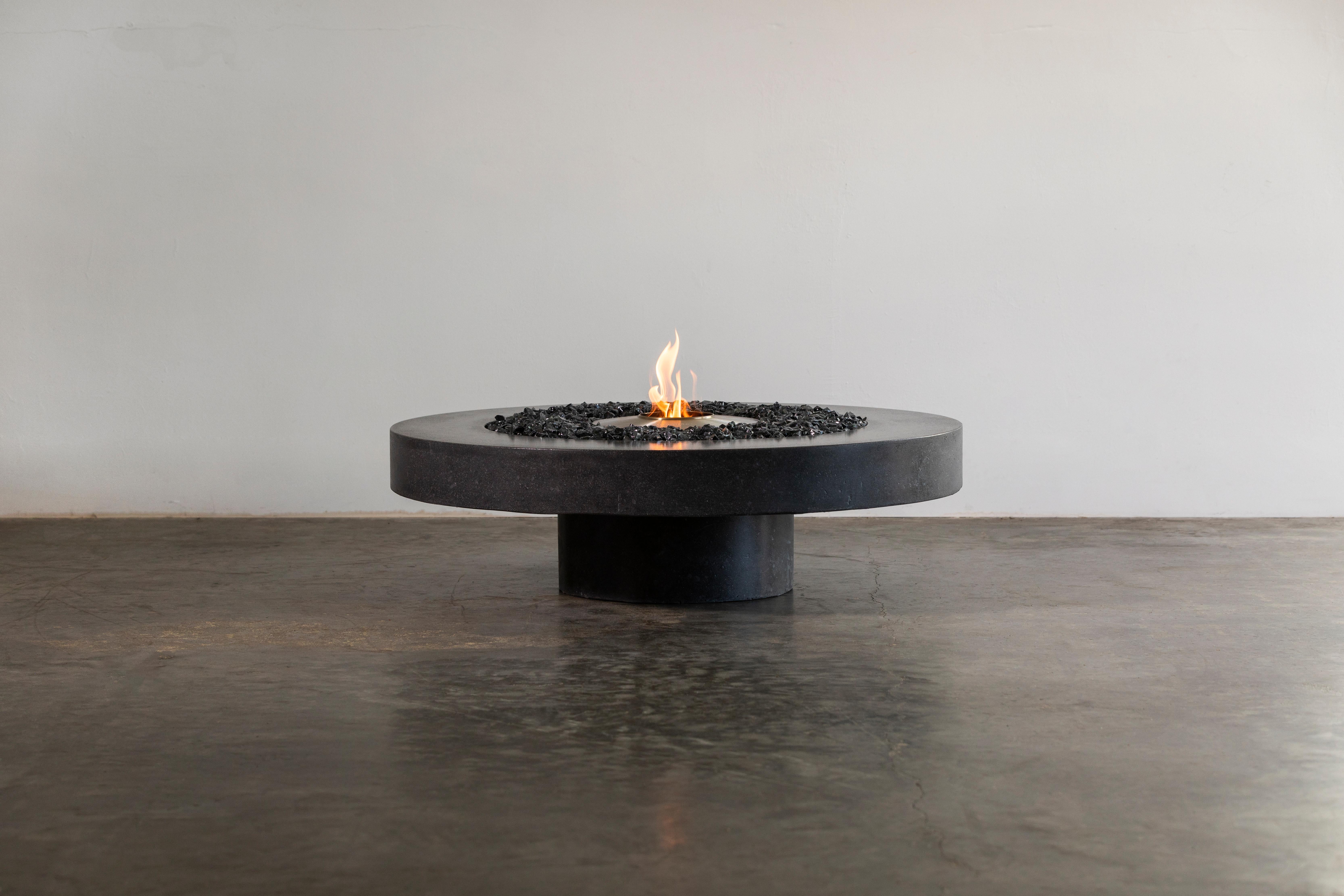 James de Wulf Schwebender Feuerkrug-Tisch aus Beton (Moderne) im Angebot