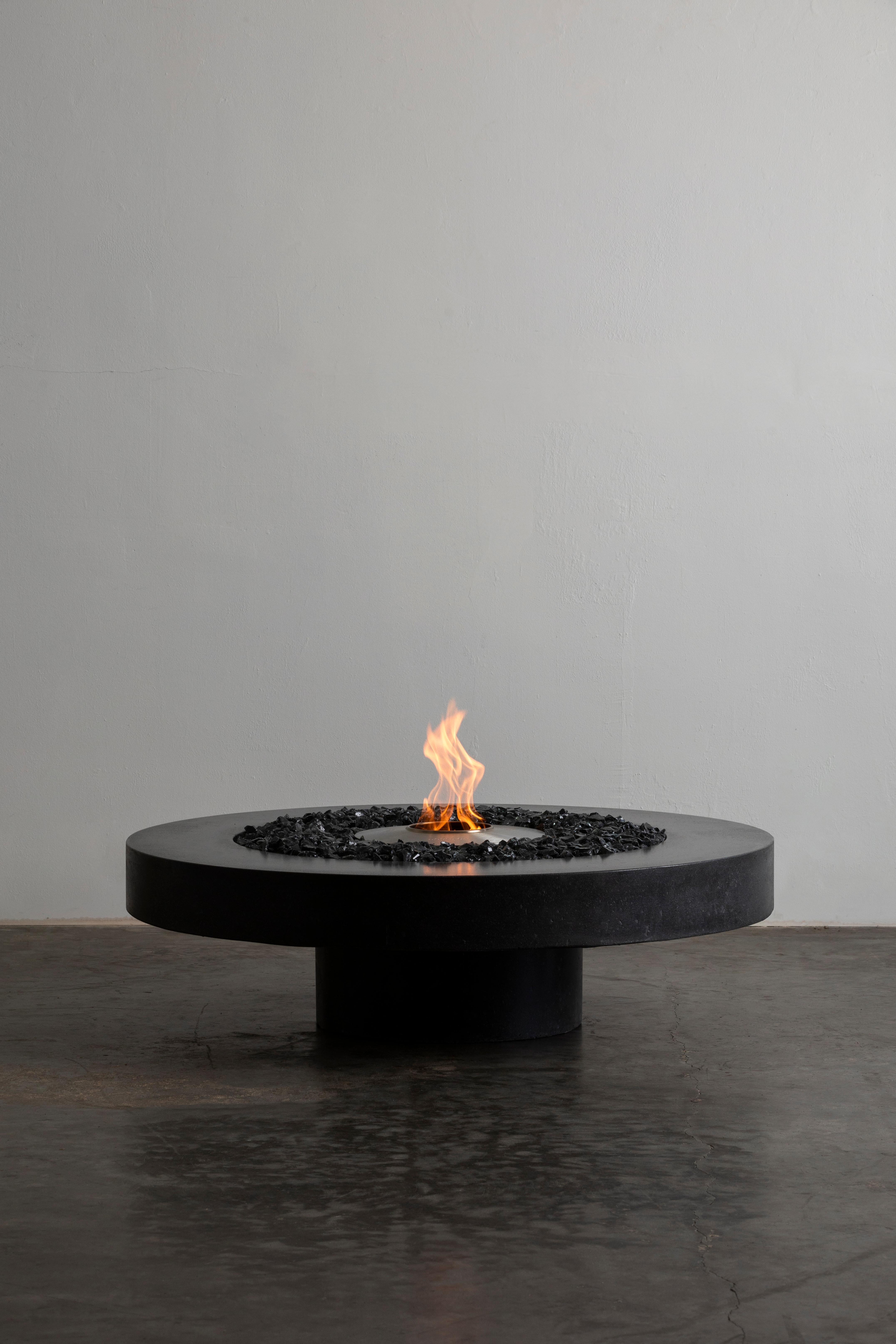 James de Wulf Schwebender Feuerkrug-Tisch aus Beton (Handgefertigt) im Angebot