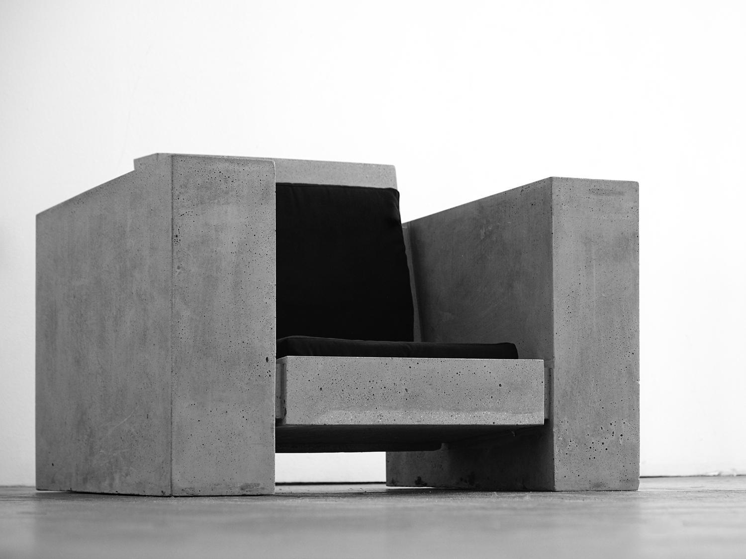 Der erste Stuhlentwurf von James de Wulf. Mit einem Gewicht von 750 Pfund ist der Block Chair ein fester Bestandteil der Landschaft. Die High-Loft-Kissen sind in den Sitz eingearbeitet und können zum Waschen abgenommen werden. Dies ist ein