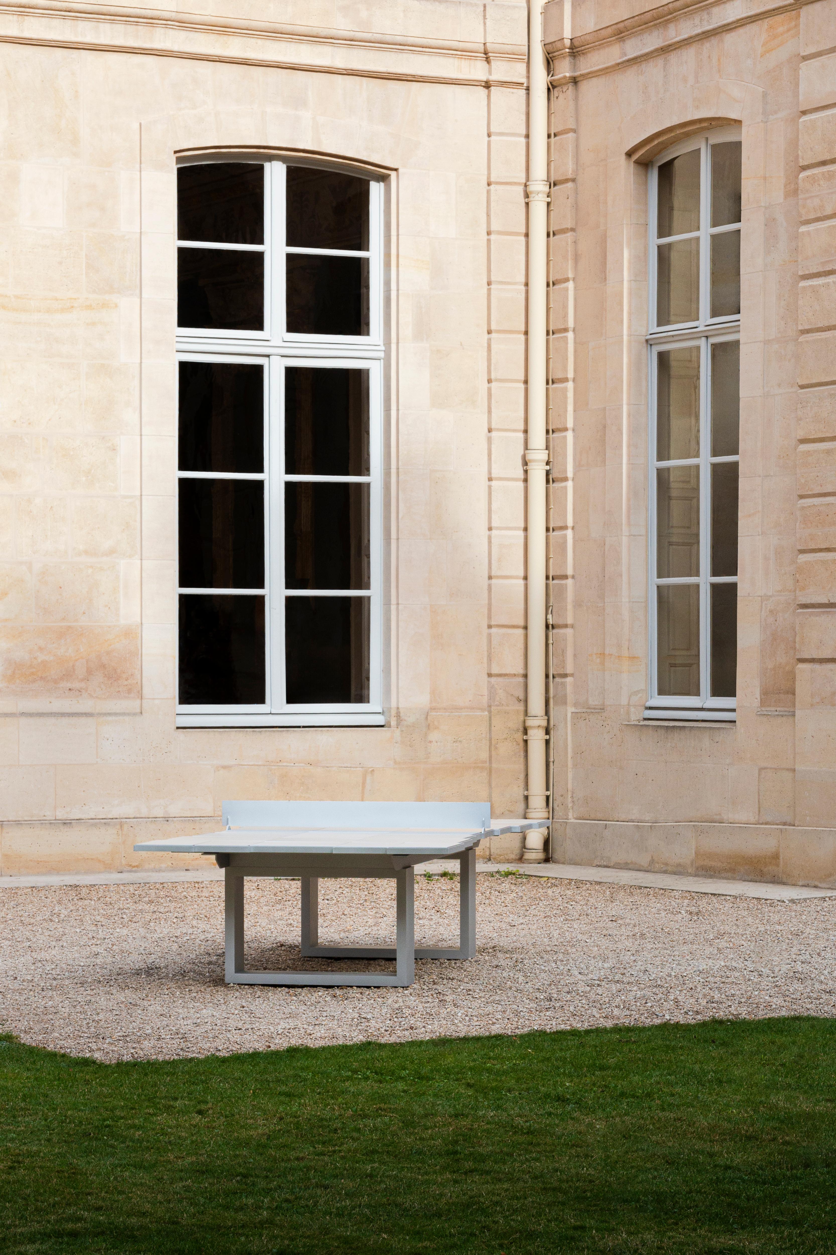 Per la presentazione di Design/One. Parigi 2025, James de Wulf ha messo a punto la superficie di un tavolo da ping pong utilizzando una lastra di alluminio.  Ci sono 6 note, accordate su una scala pentatonica di A minore.  Il risultato è un bagno