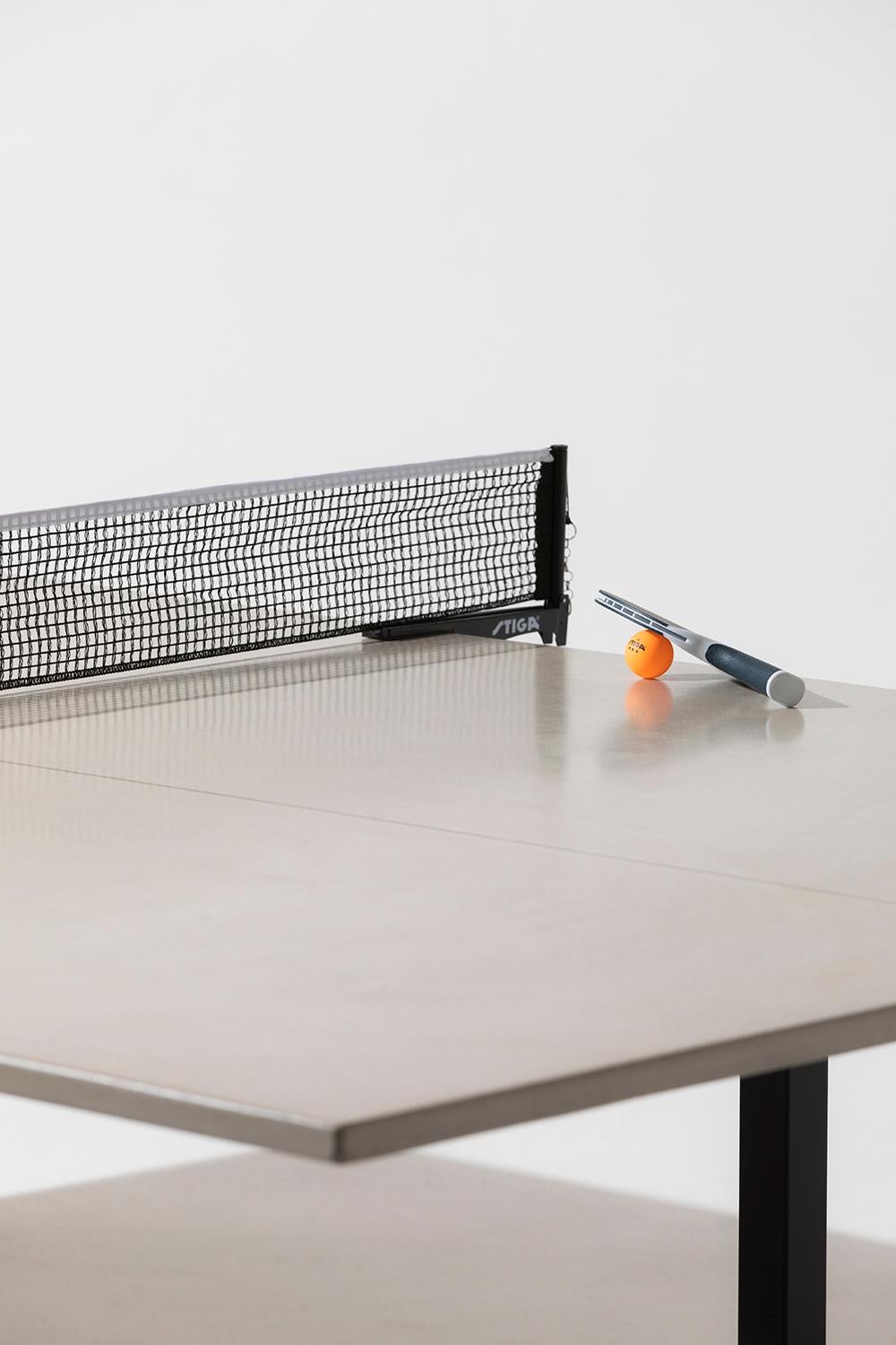 Moderne James de Wulf Vue Table de ping-pong en béton, base en acier inoxydable - Standard en vente