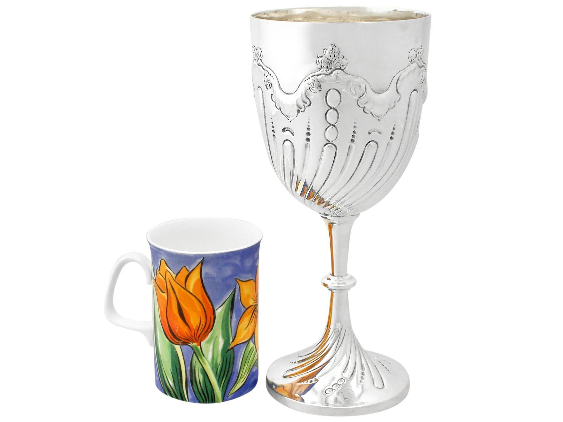 Anglais Tasse de présentation anglaise victorienne en argent sterling James Deakin & Sons en vente