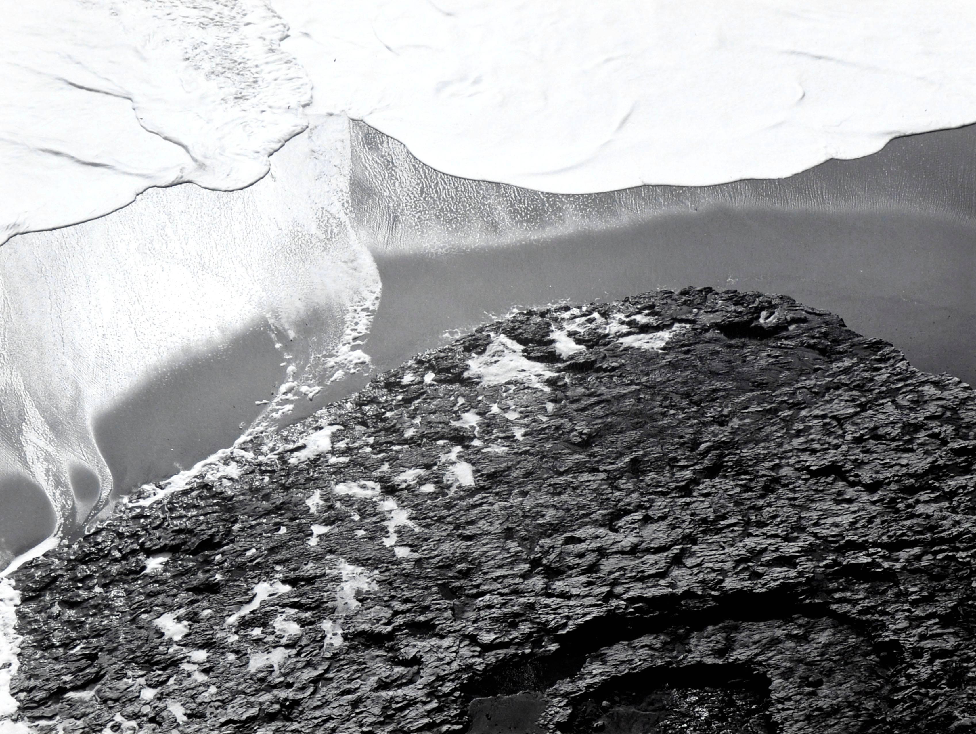 Incoming Tide - Photographie de paysage marin abstrait noir et blanc  - Gris Landscape Photograph par James Deike