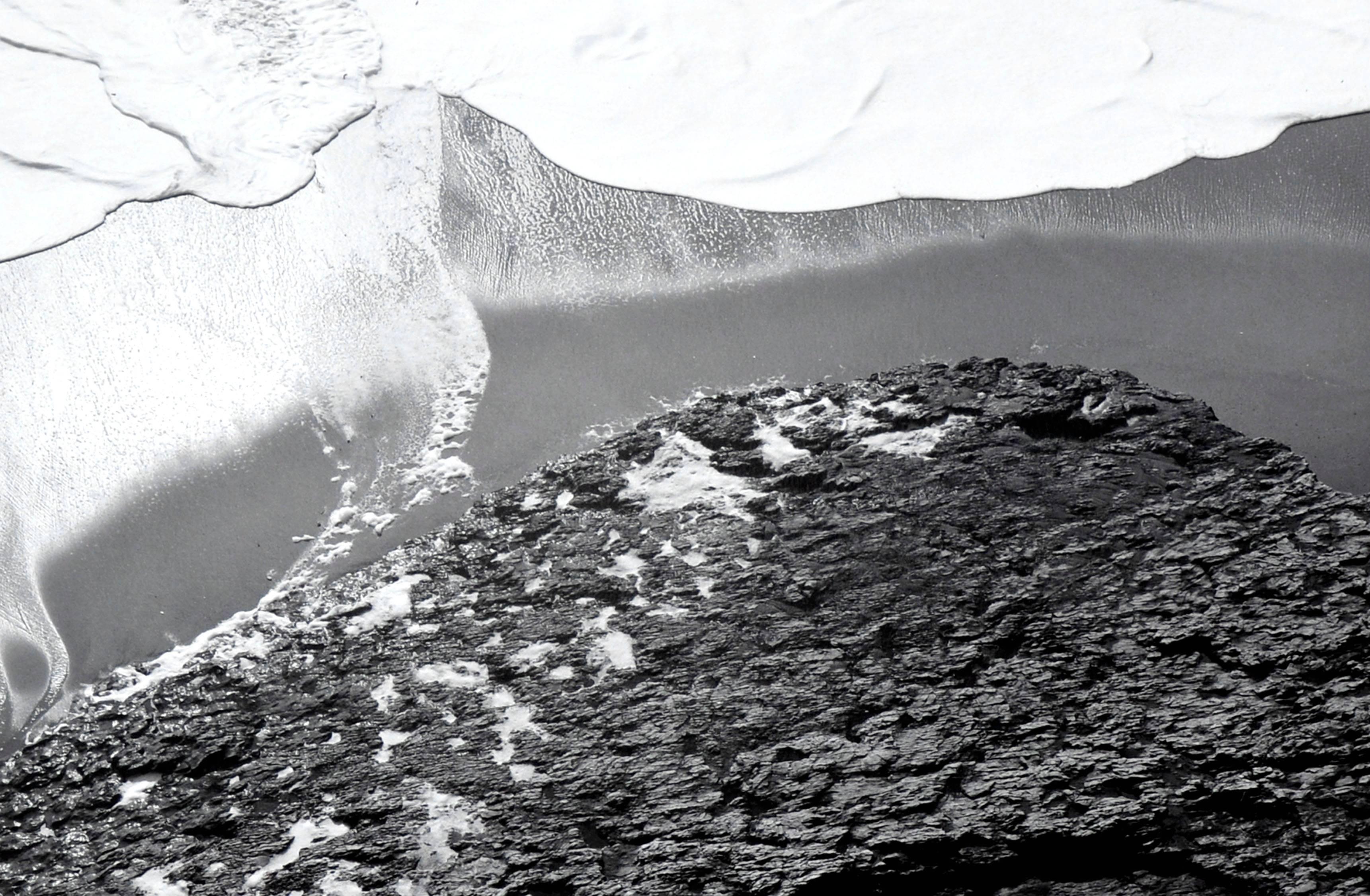 Incoming tide, un paysage marin abstrait en noir et blanc, probablement de Jim Deike, signé de façon illisible en bas à droite. Non encadré. Photographie : 10.25 