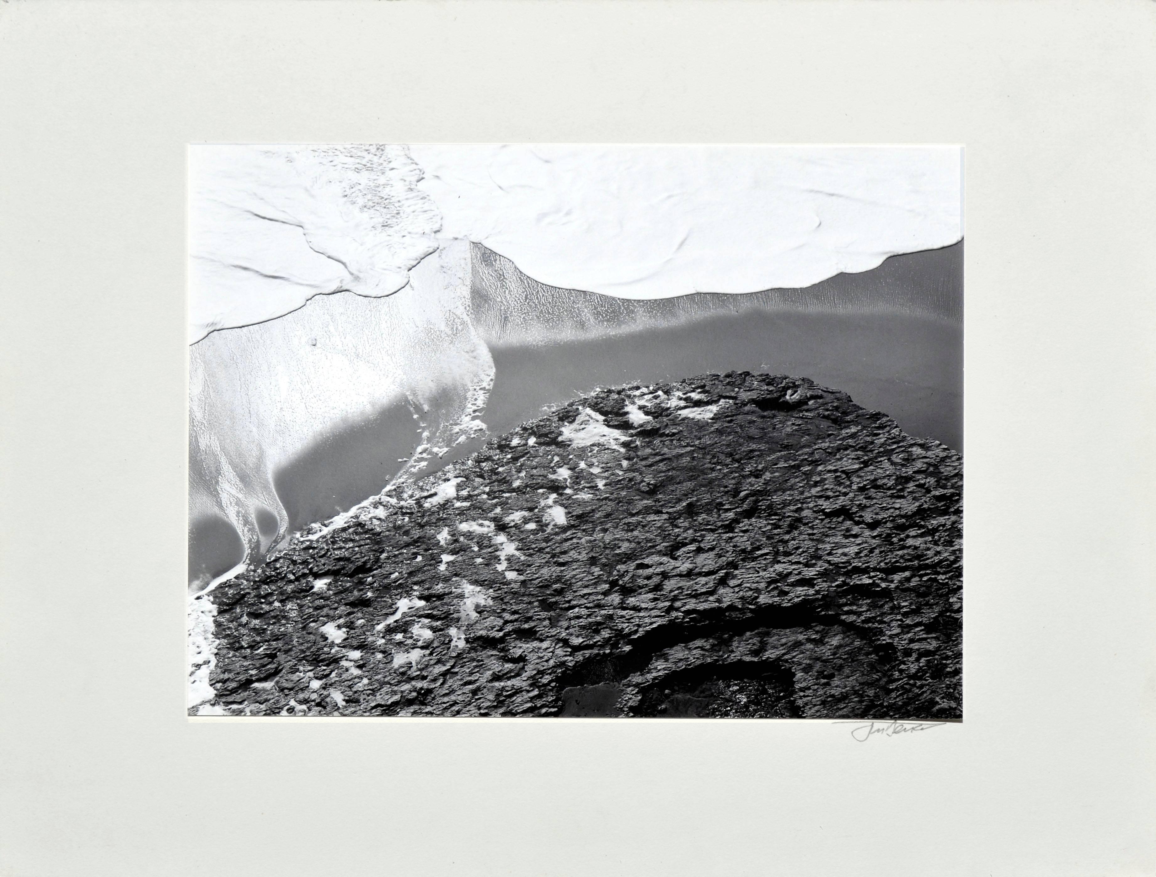 James Deike Landscape Photograph – Incoming Tide - Schwarz-Weiß Abstrakte Seelandschaftsfotografie
