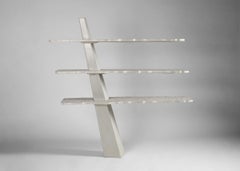 James Dewulf, Exo, Scaffale inclinato in cemento e acciaio, Stati Uniti, 2021