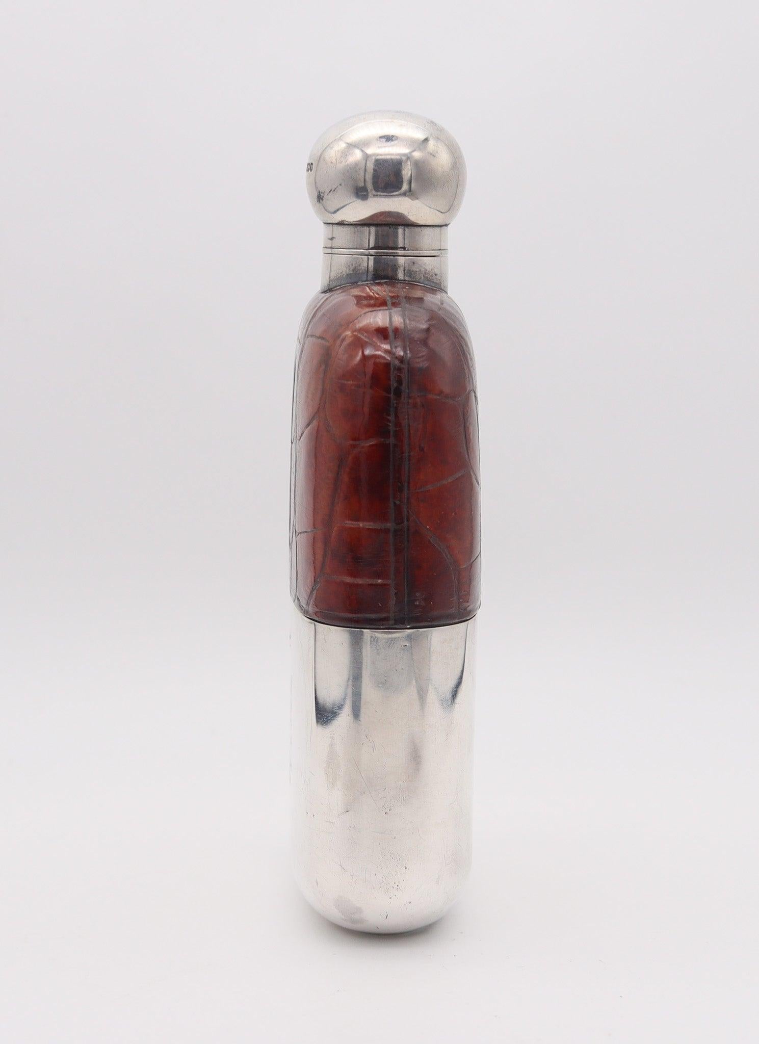 Schnapsflasche, entworfen von James Dixon & Sons.

Sehr schöne und praktische Schnapsflasche, die 1904 in Sheffield, England, von dem Silberschmied James Dixon & Sons hergestellt wurde. Diese schöne große Schnapsflasche wurde aus massivem