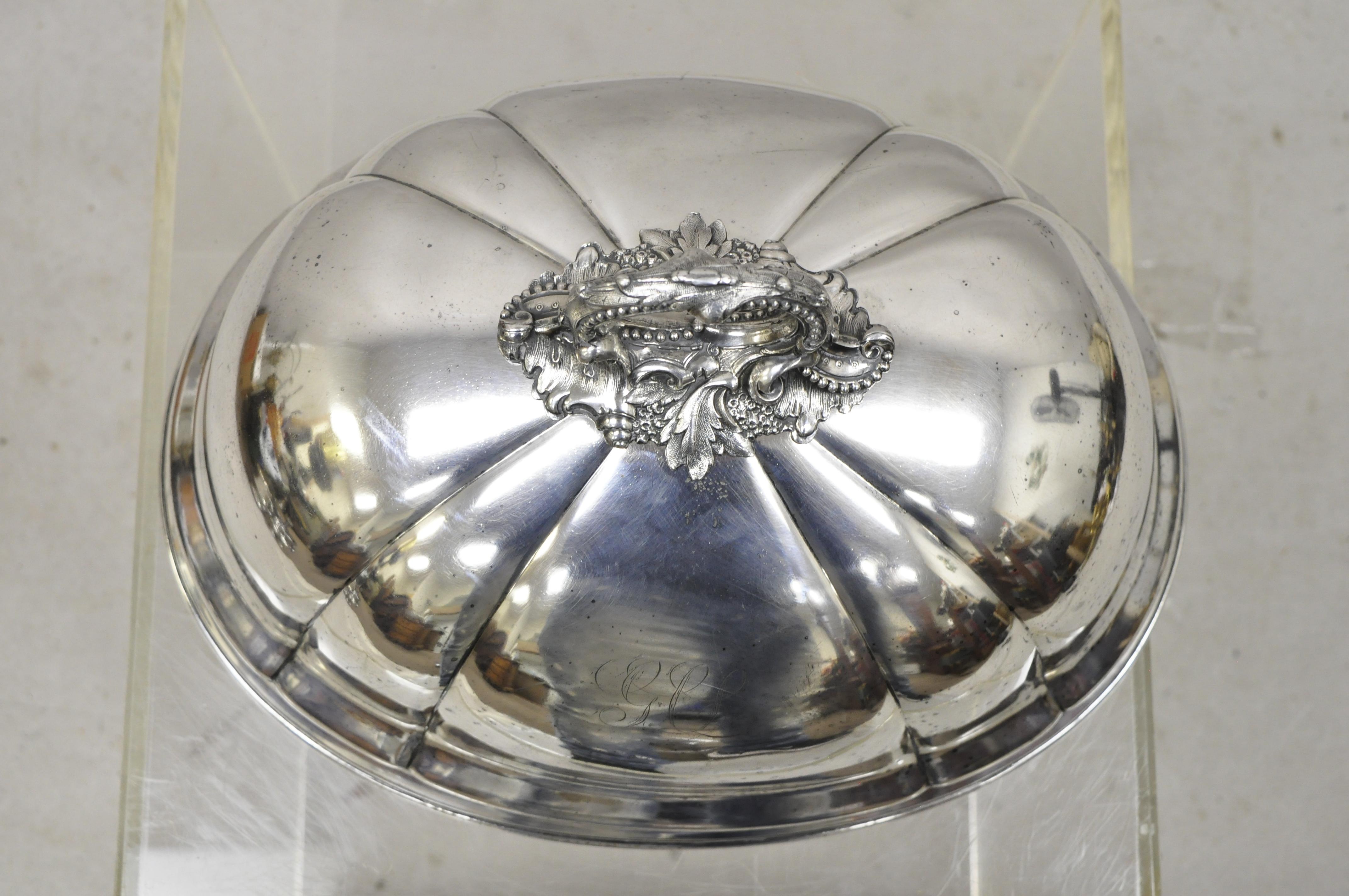 Serviergeschirr und Kuppeldeckel aus Silberblech von Sheffield, England, von James Dixon & Sons im Zustand „Gut“ in Philadelphia, PA