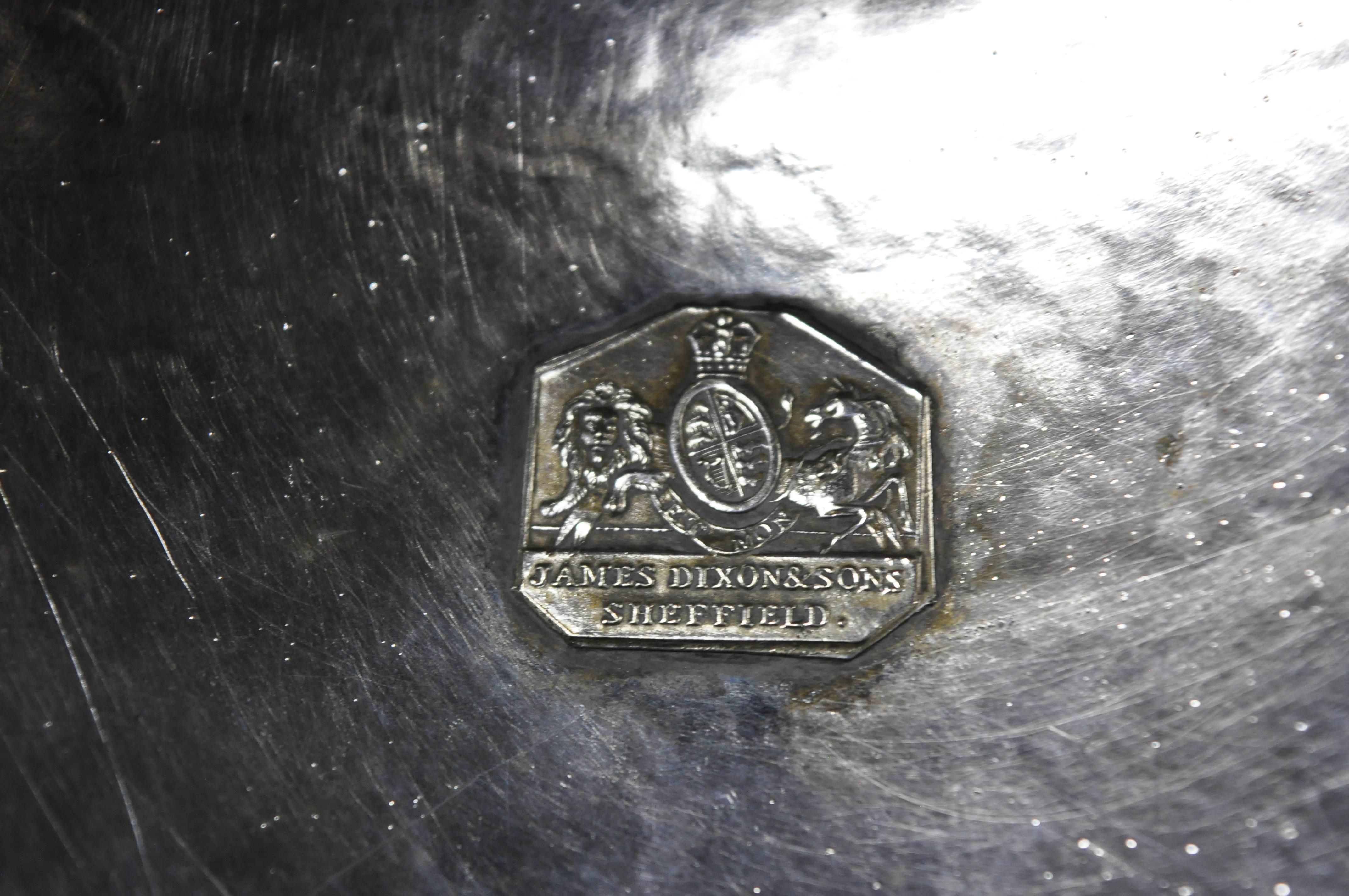 Plat de service à viande en métal argenté à couvercle en forme de dôme de James Dixon & Sons, Sheffield, Angleterre en vente 1