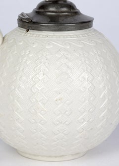 Teiera in ceramica smaltata al sale con montatura in peltro antico A. James Dudson