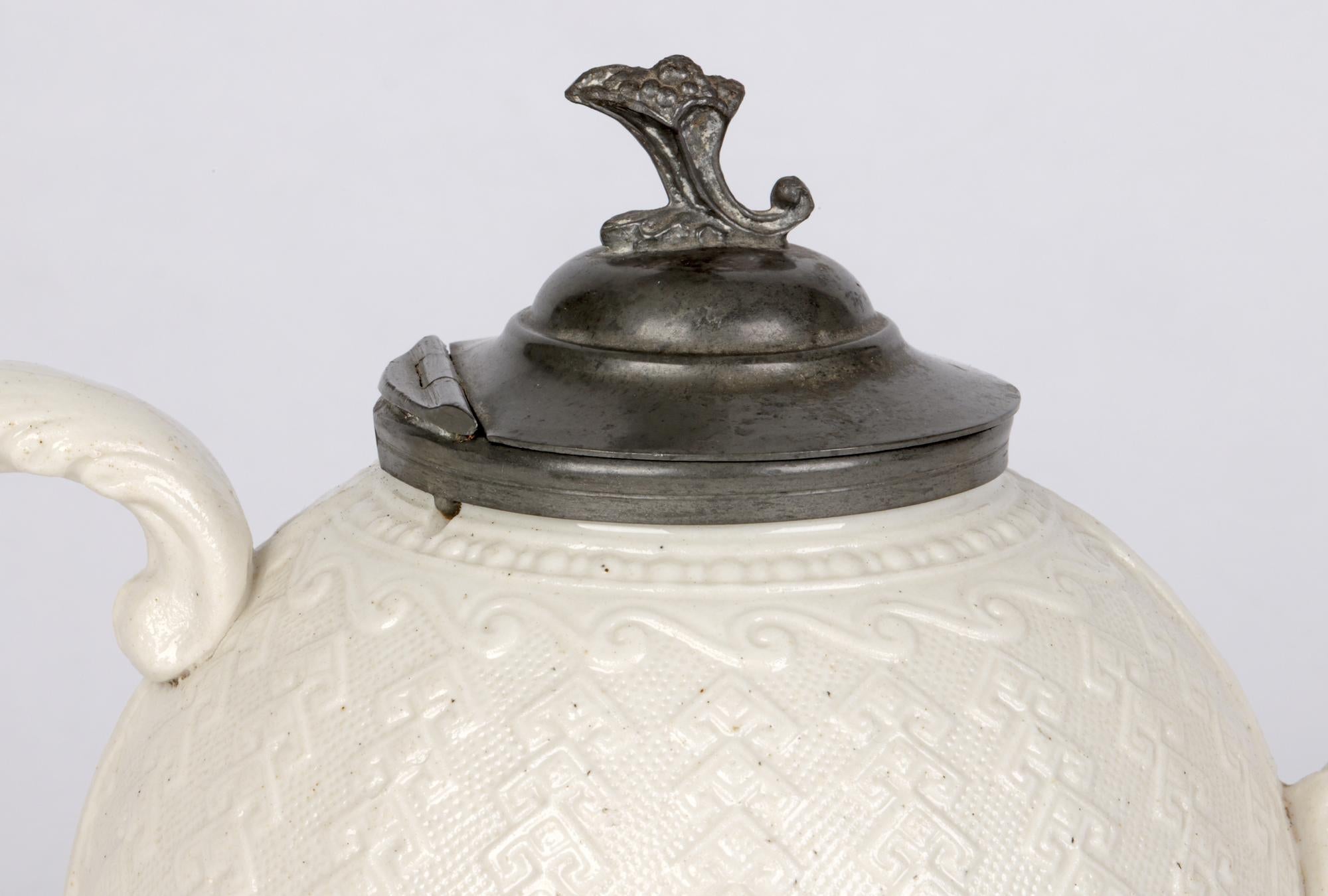 Vernissé Théière en céramique émaillée au sel et à monture en étain antique de James Dudson en vente
