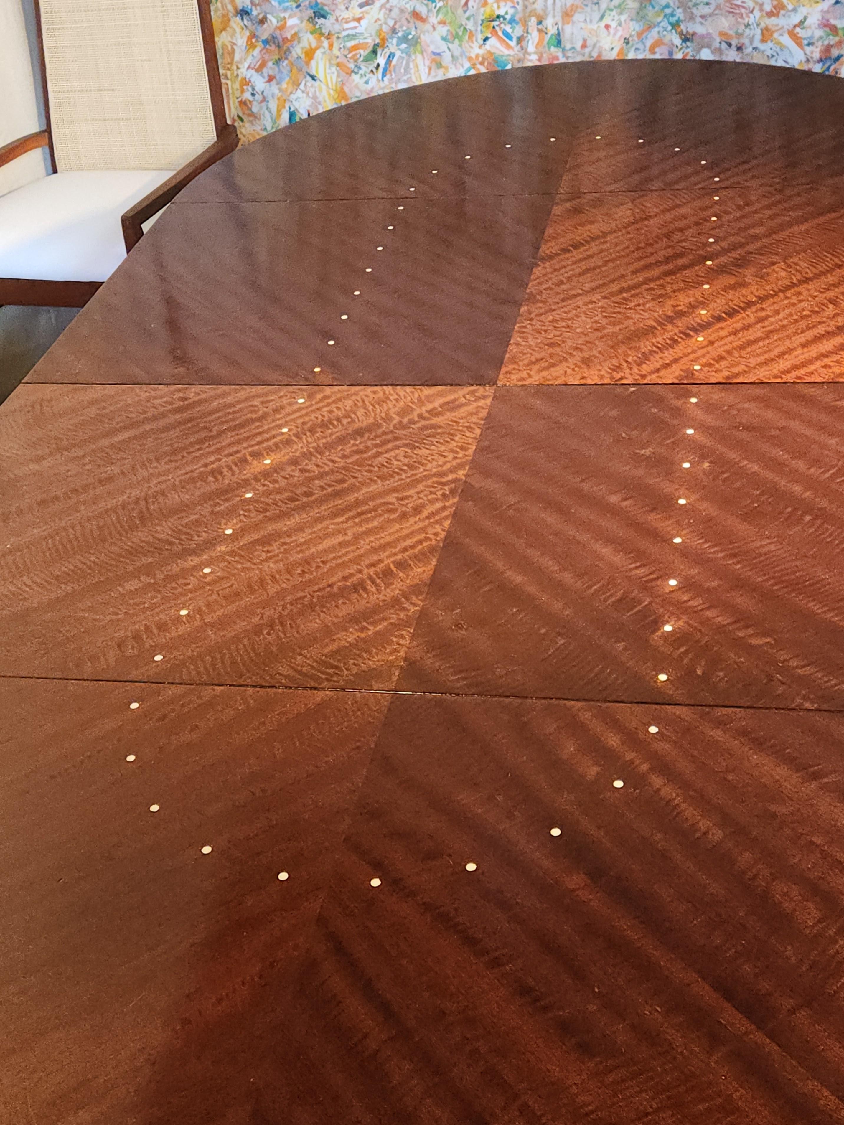 Table de salle à manger en acajou avec incrustations d'os A James Studio 1987 en vente 2