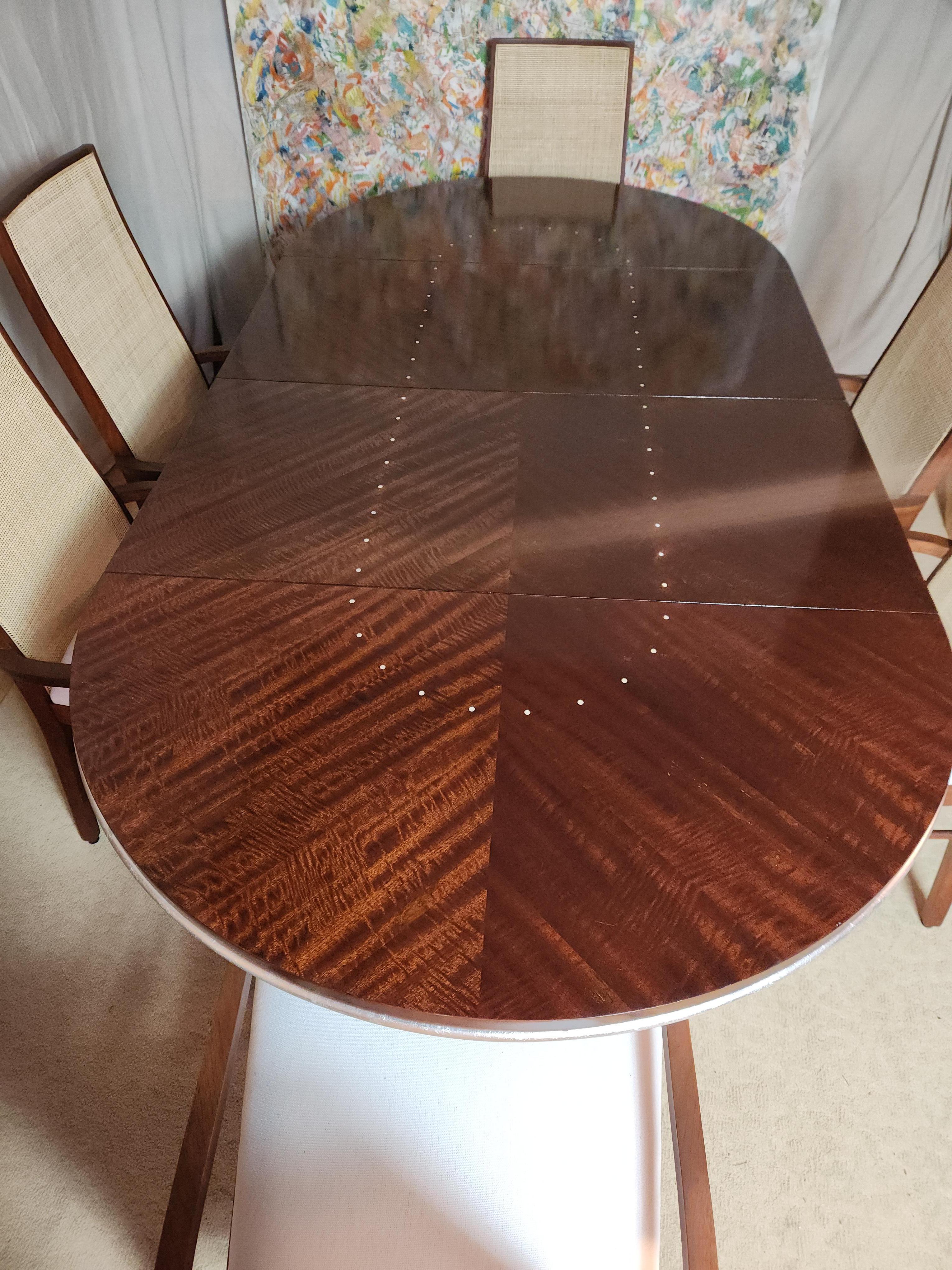 Table de salle à manger en acajou avec incrustations d'os A James Studio 1987 en vente 5