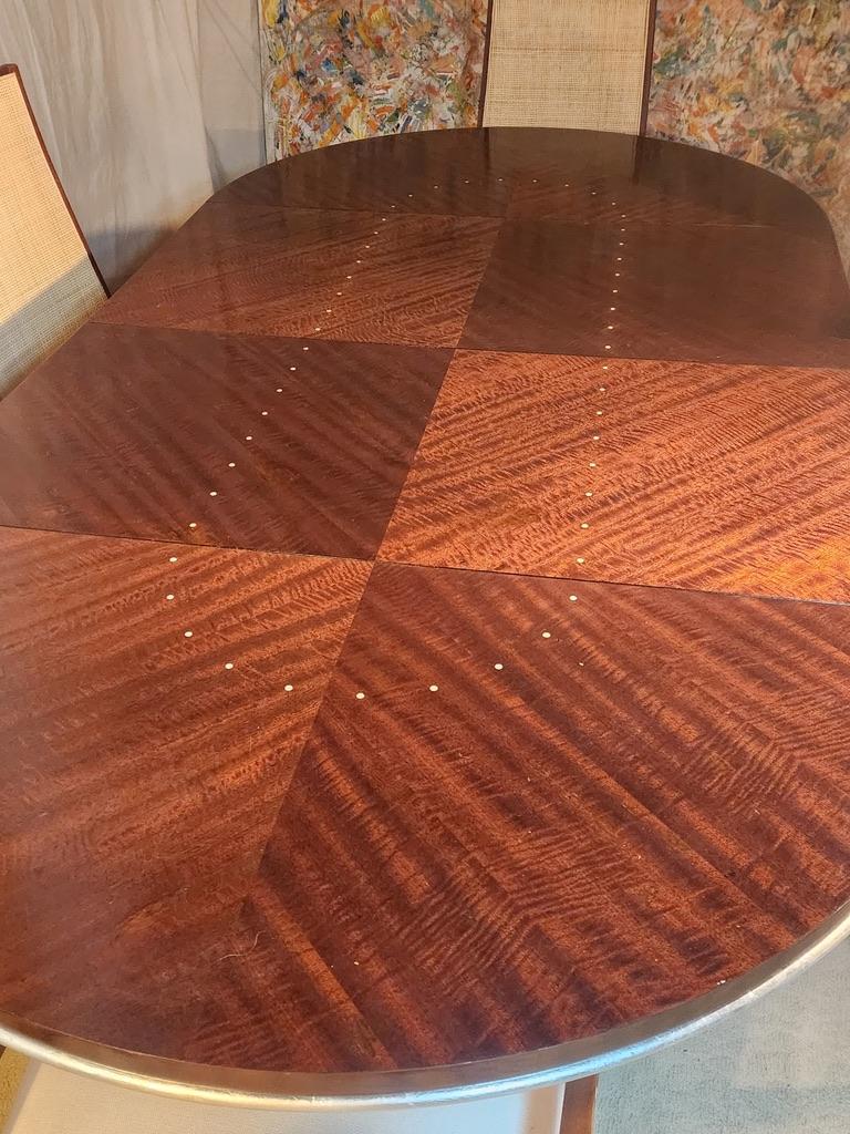 Mid-Century Modern Table de salle à manger en acajou avec incrustations d'os A James Studio 1987 en vente