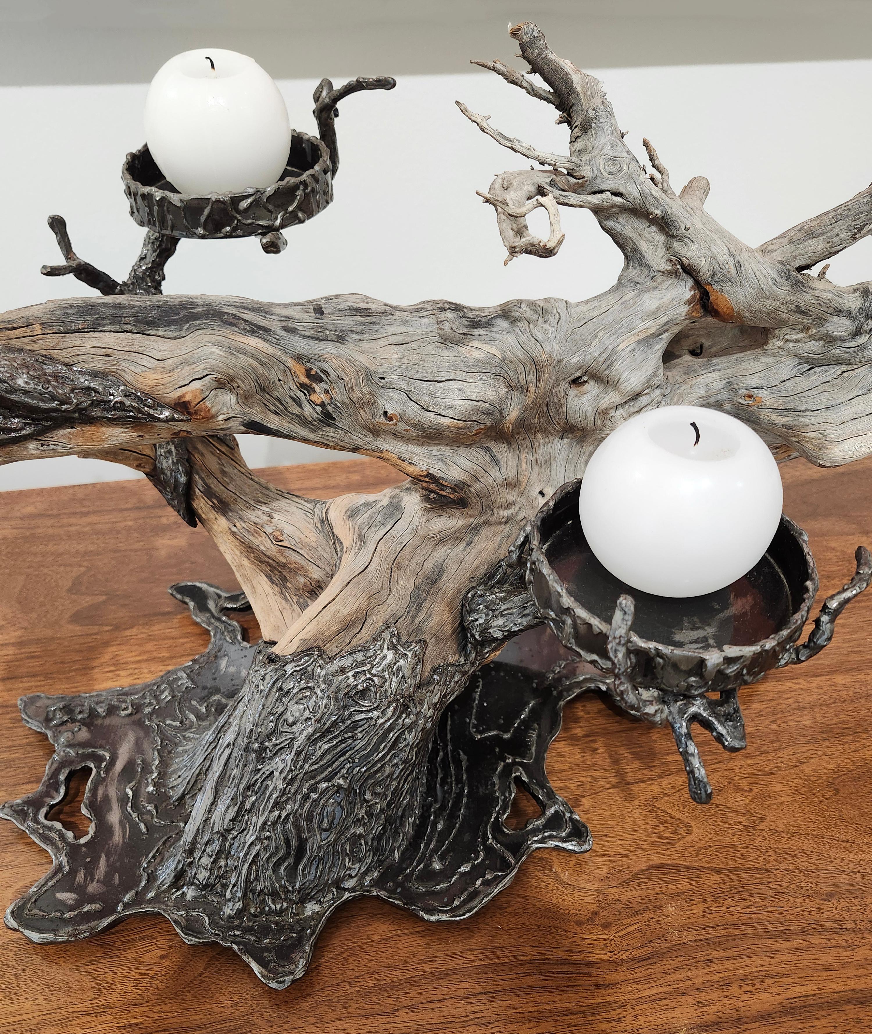 Une sculpture originale et unique en son genre, réalisée à partir de bois de pin australien et d'acier. Peut contenir aussi bien des bougies que des fleurs. Une œuvre d'art vraiment unique.