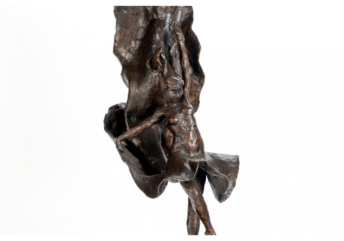 Bronzefigur einer barfüßigen Frau, die aus einer Blume hervorgeht, wobei ihr Haar und die Falten ihres Kleides in der Luft liegen.
Auf dem Sockel signiert.
Präsentiert auf einem runden Marmorsockel mit der Inschrift Gabbert.

Zustand: Gut, keine