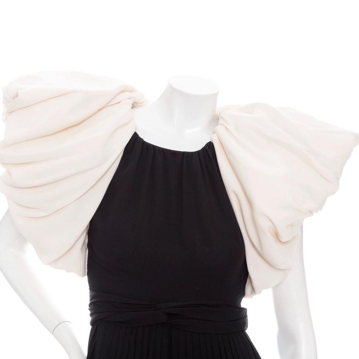 James Galanos 1980er Schwarzes und weißes Puffärmel-Kleid mit offenem Rückenausschnitt und Plissee Damen im Angebot