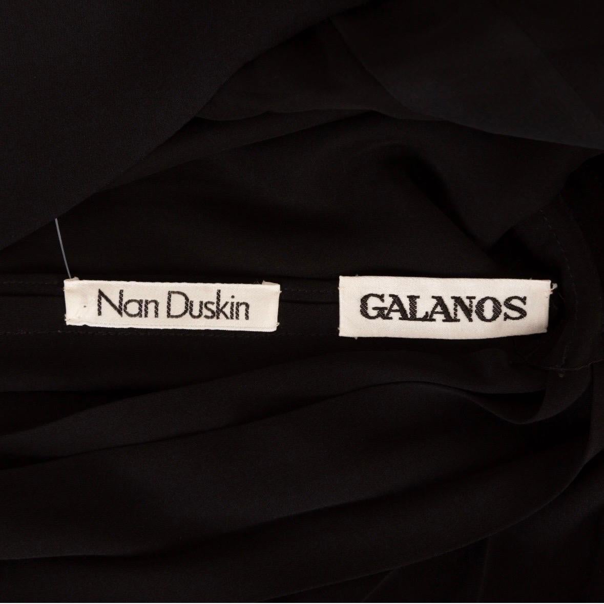 James Galanos 1980er Schwarzes und weißes Puffärmel-Kleid mit offenem Rückenausschnitt und Plissee im Angebot 4