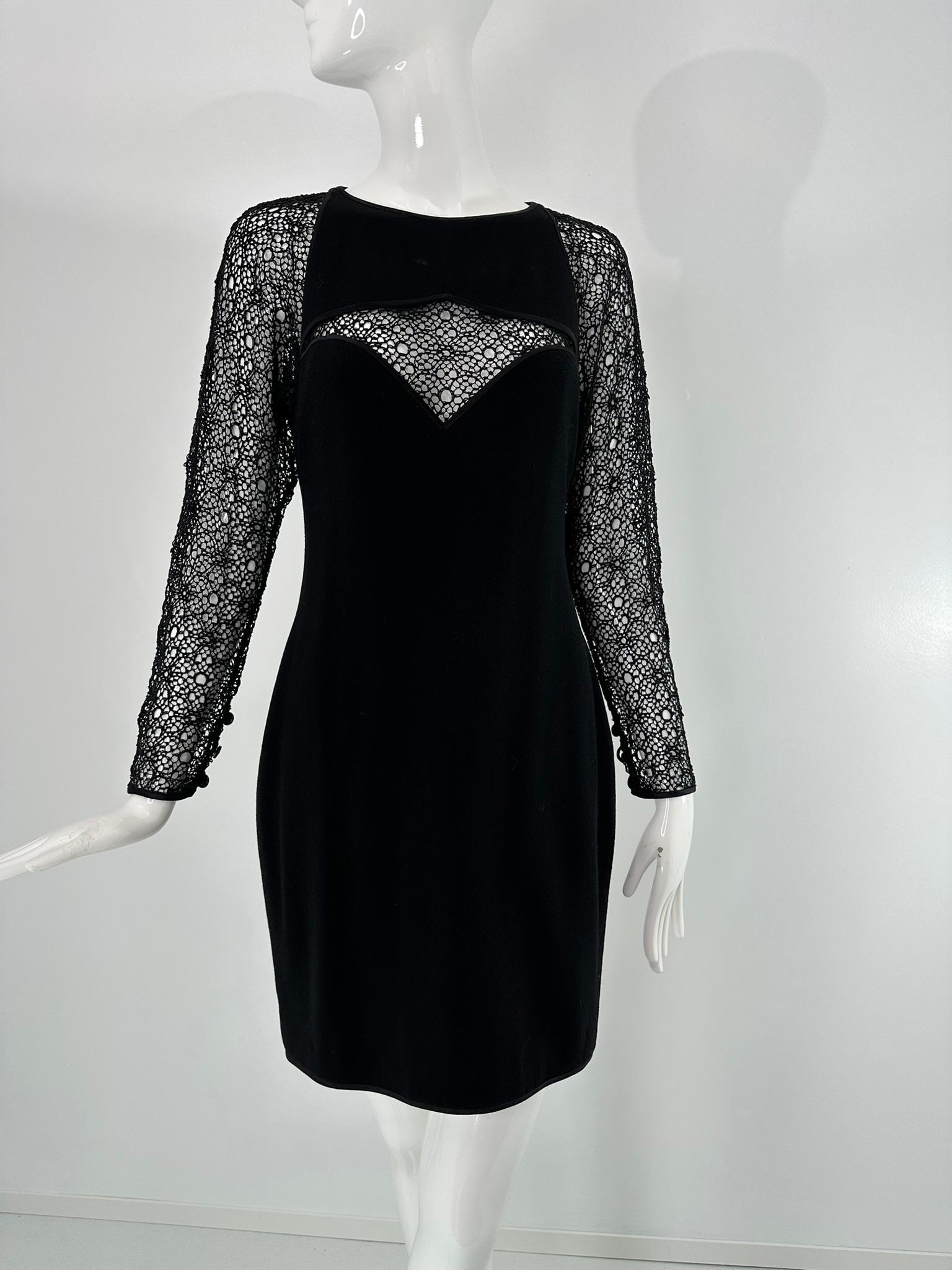 James Galanos escote redondo de ganchillo negro, largo  mangas y escote peek a boo, vestido de crepé de lana de los años 80. Delicado trabajo de ganchillo abierto, hombro redondo, mangas largas de ganchillo que se cierran con 3 botones negros y