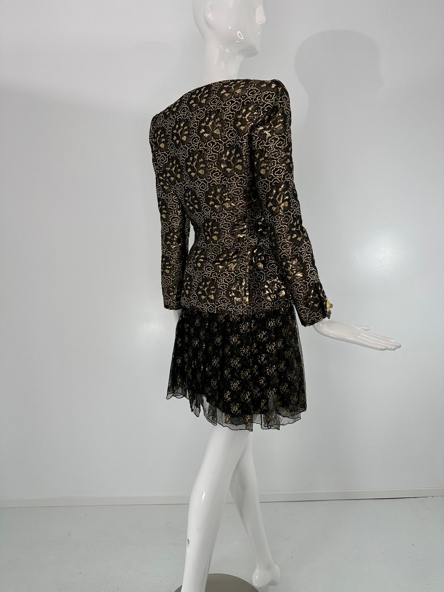 Ensemble jupe plissée en mousseline de soie noir et or coordonné à la veste en brocart à col V ajustée et ornée de boutons fantaisie de James Galanos. Dans les années 1990, un magnifique ensemble de jupes dans le célèbre style couture de Galanos.