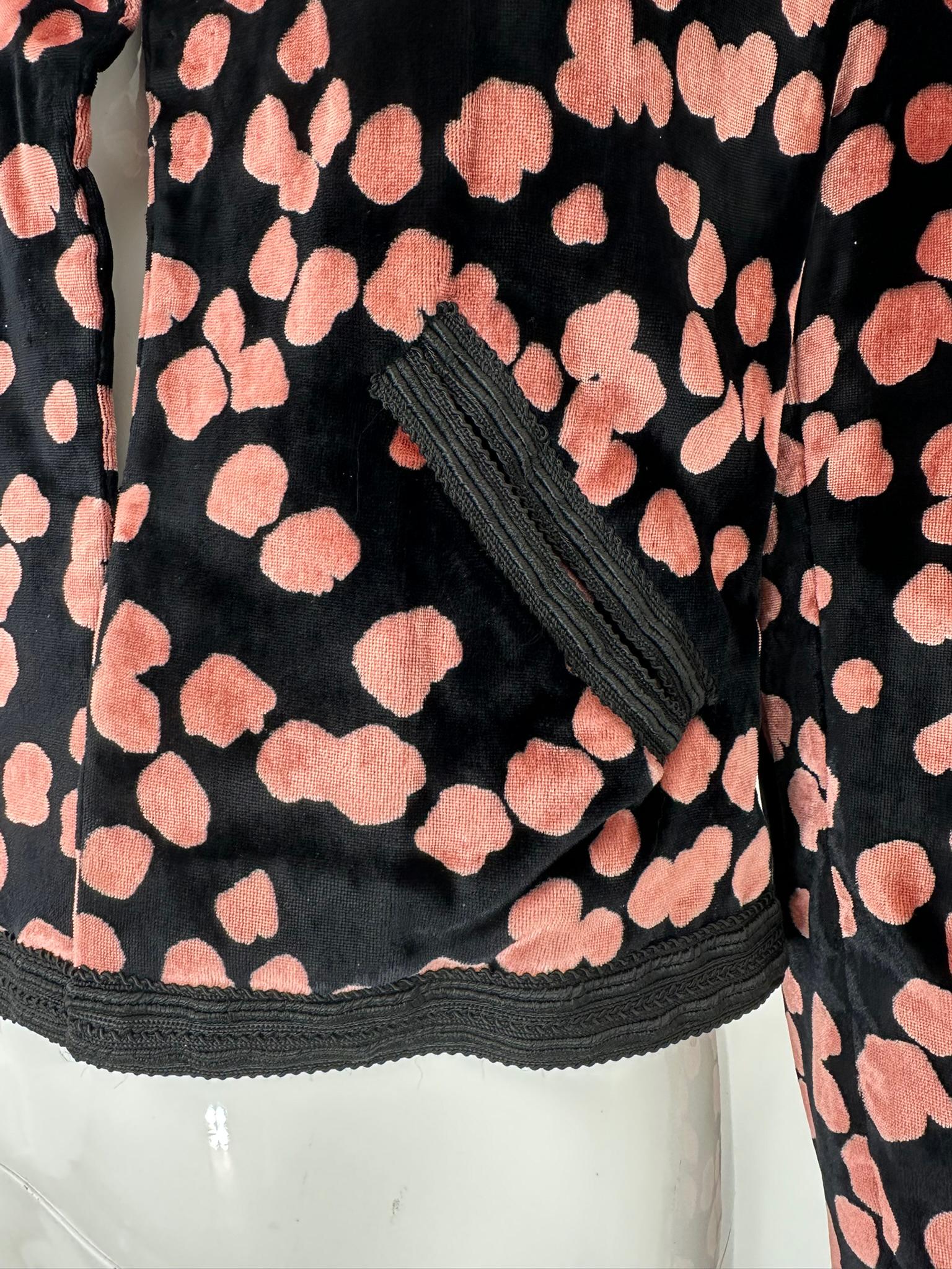 James Galanos Black & Pink Silk Velvet Cropped Jacket Black Braid Trim & Pockets (Veste courte en velours de soie noir et rose) en vente 10
