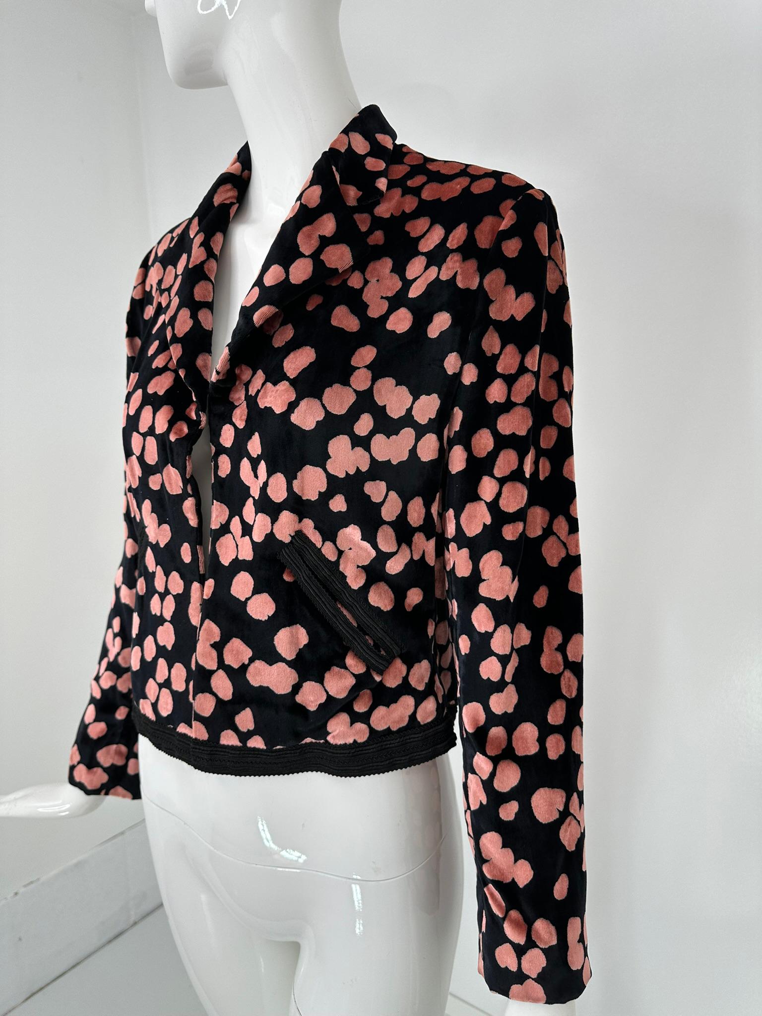 Veste croisée en velours de soie noir et rose de James Galanos, datant des années 1970. Garni d'un galon noir tissé. La veste a des revers crantés et une fermeture à crochet au centre du devant. Les poches latérales sont inclinées et ornées d'un