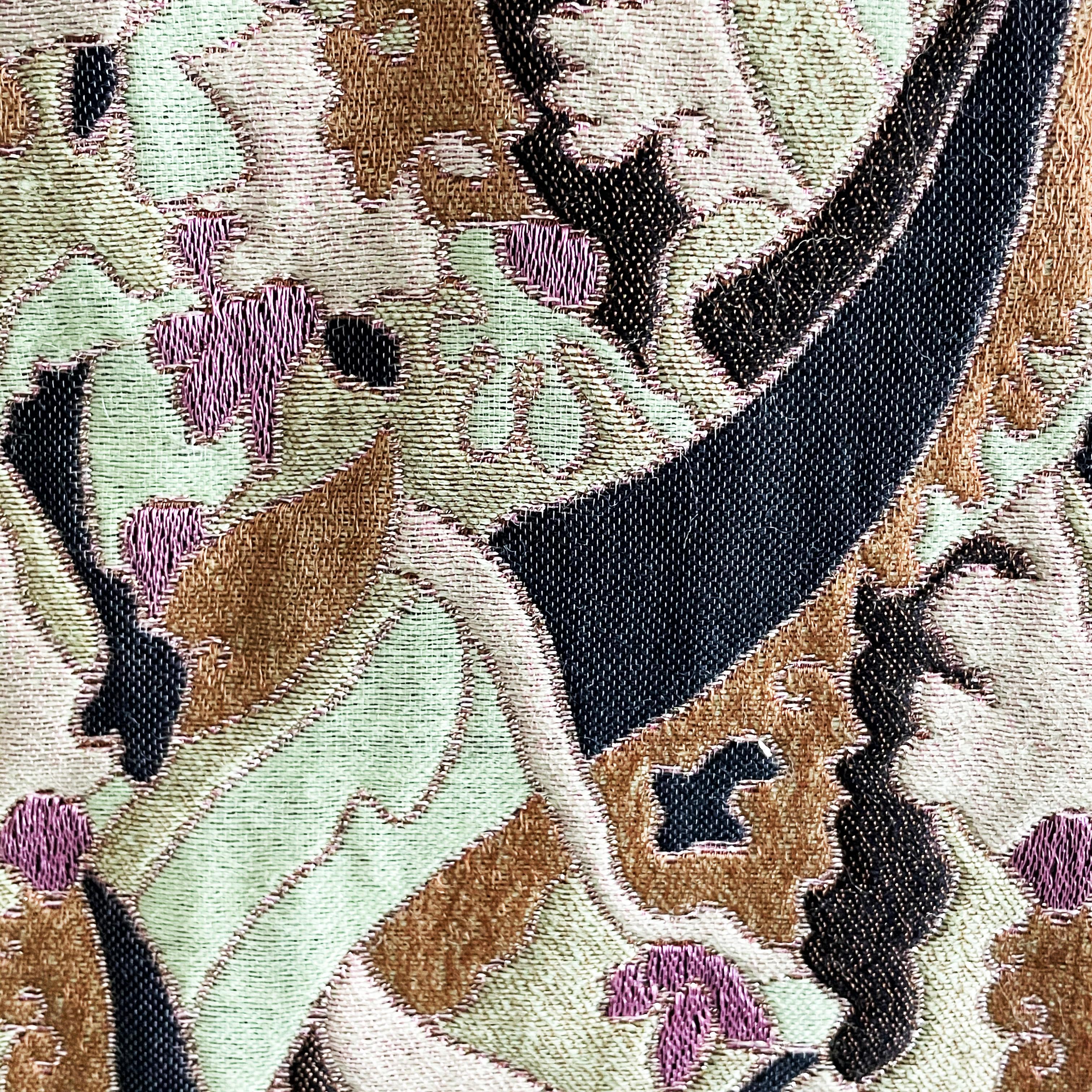 Manteau ou robe en brocart vintage par James Galanos pour Amelia Gray Boutique Beverly Hilles, probablement réalisé à la fin des années 60. 

Réalisé dans un incroyable brocart tapisserie dans des tons vert pâle, lavande, marron et noir anthracite,