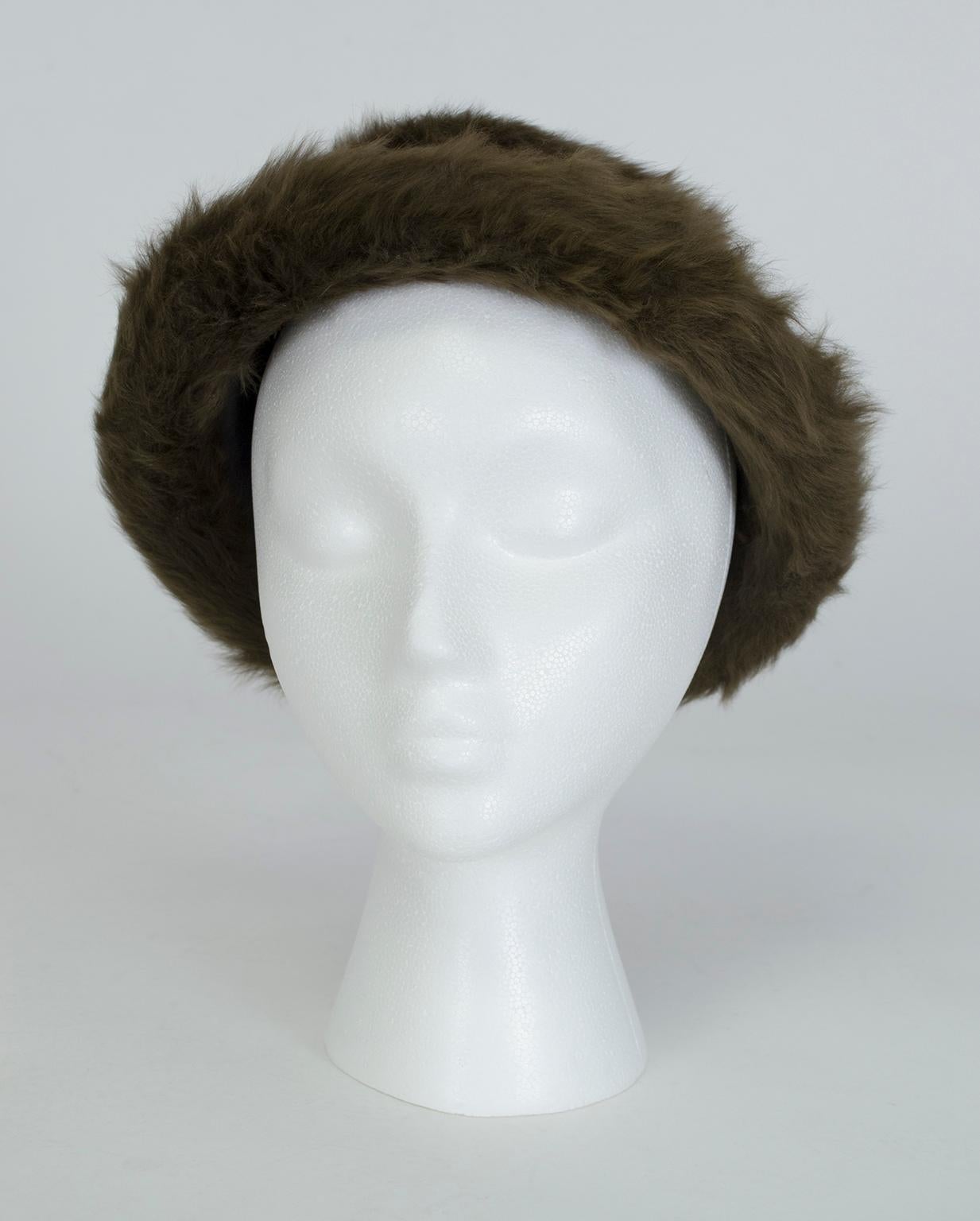 Il pelo polveroso e il pelo lungo e morbidissimo sono le qualità che elevano lo shearling toscano al di sopra delle altre pelli di pecora. Realizzata esclusivamente in shearling toscano, questa lussuosa bombetta è leggera come l'aria ma ti terrà più