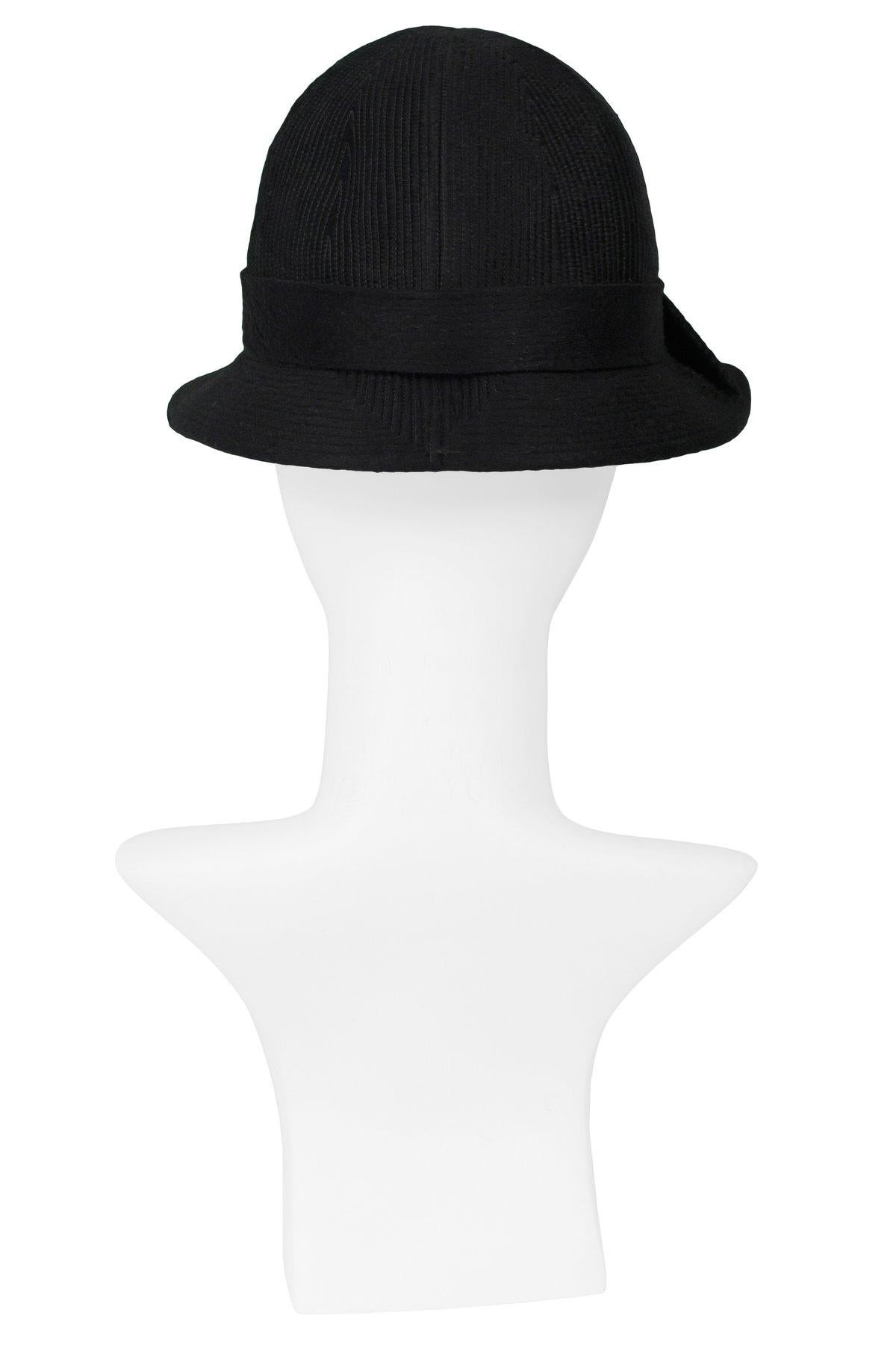 Noir James Galanos - Chapeau à boucle noire fantaisie en vente