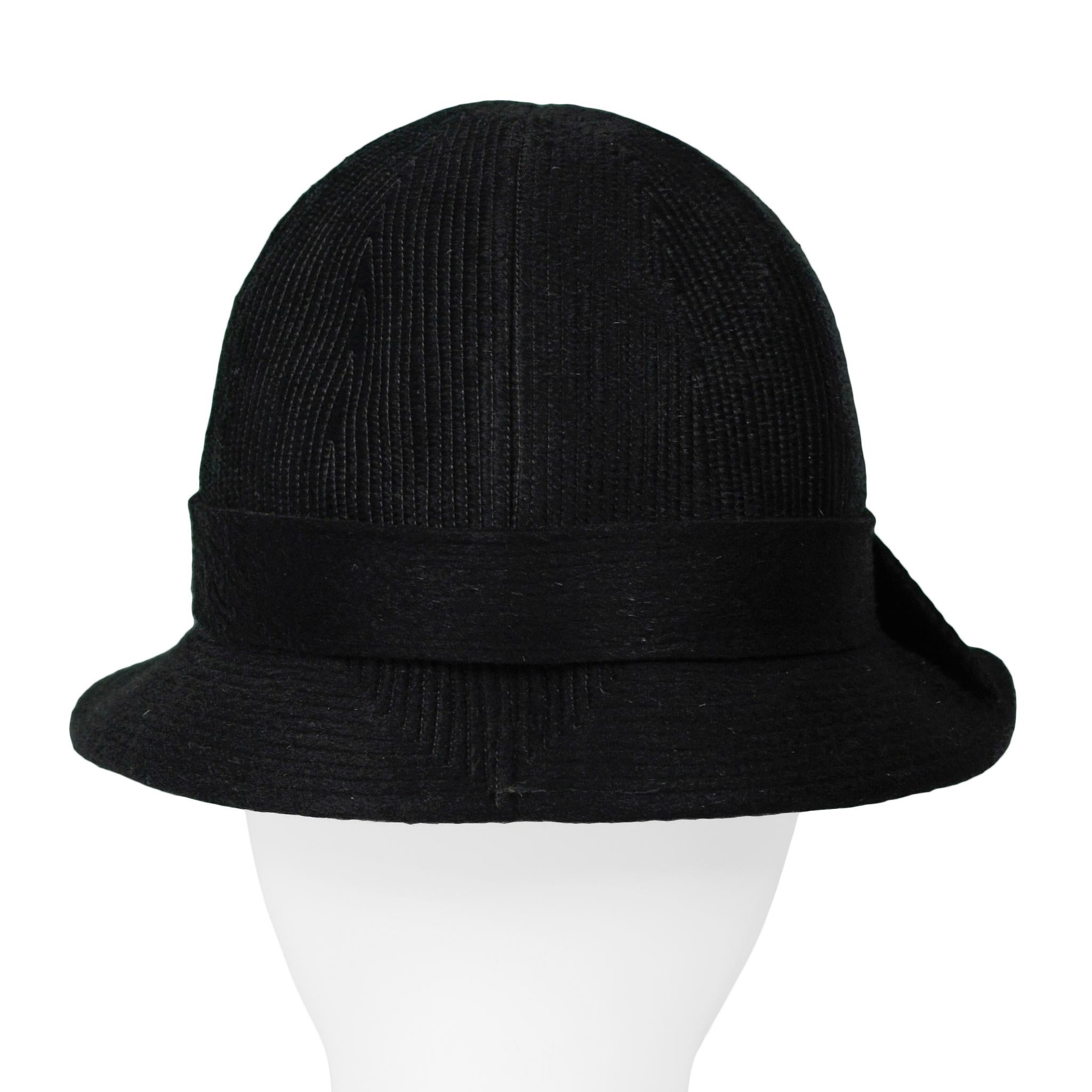 James Galanos - Chapeau à boucle noire fantaisie Excellent état - En vente à Los Angeles, CA