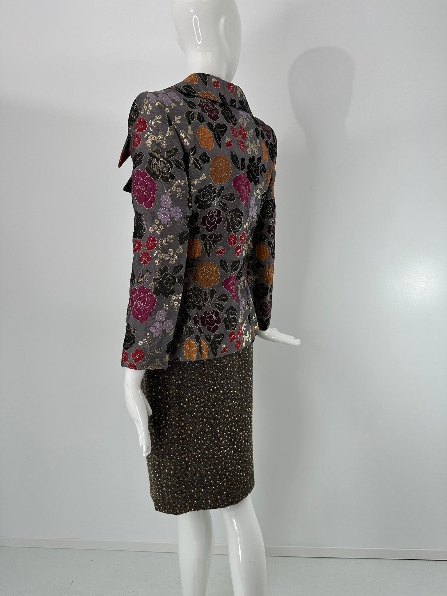 James Galanos Giacca in broccato metallizzato argento  Abito con gonna in lana grigia con borchie in ottone in vendita 5